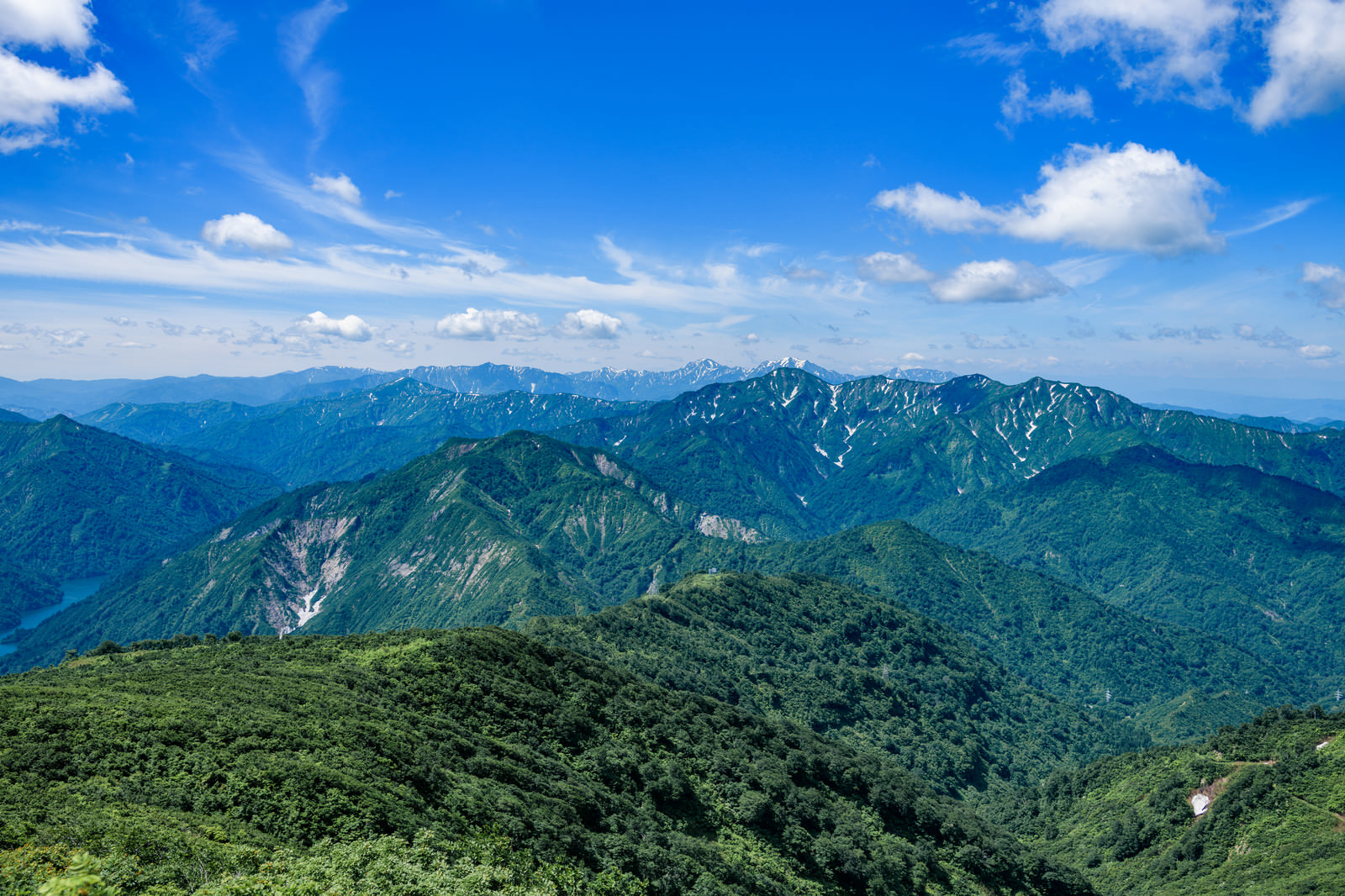 浅草岳から見る風景と守門岳 福島県 の写真素材 ぱくたそ