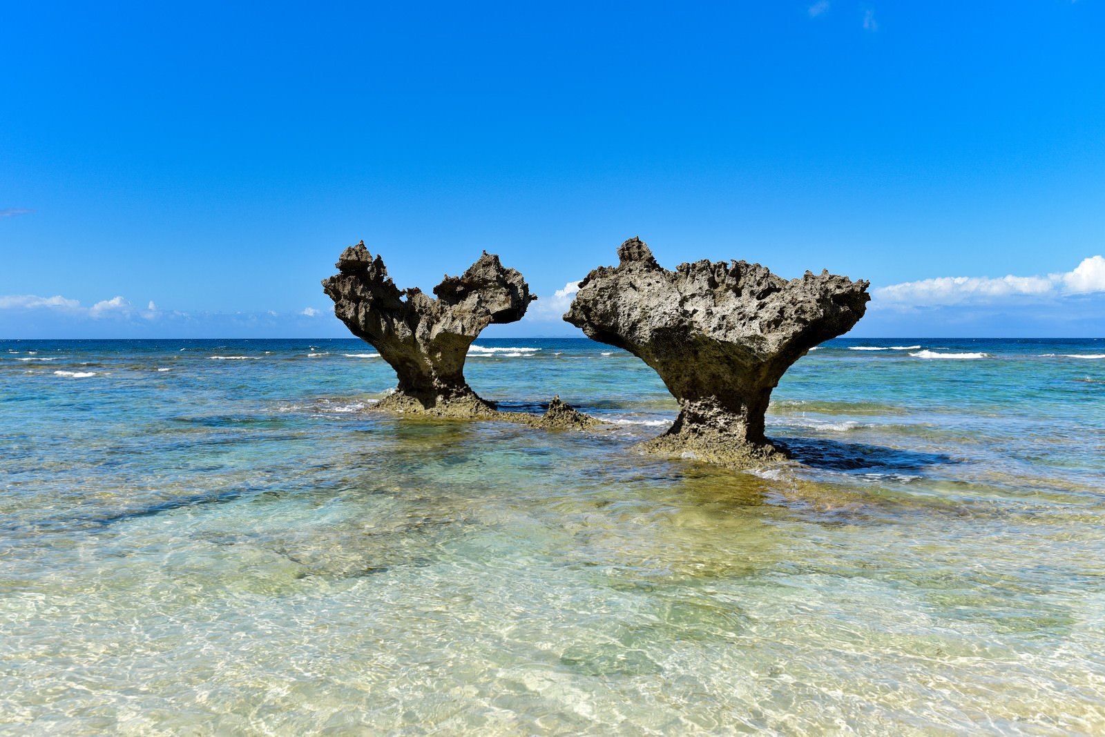 恋島の名所ハートロック 沖縄県 の写真 画像 を無料ダウンロード フリー素材のぱくたそ