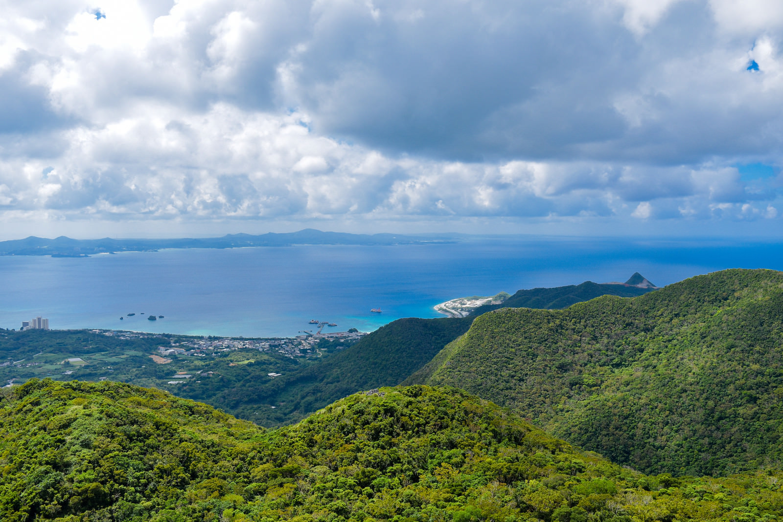 嘉津宇岳からみる名護の青い海 沖縄県 の写真 画像 を無料ダウンロード フリー素材のぱくたそ 嘉津宇岳からみる名護の青い海 沖縄県 の写真 画像 を無料ダウンロード フリー素材のぱくたそ