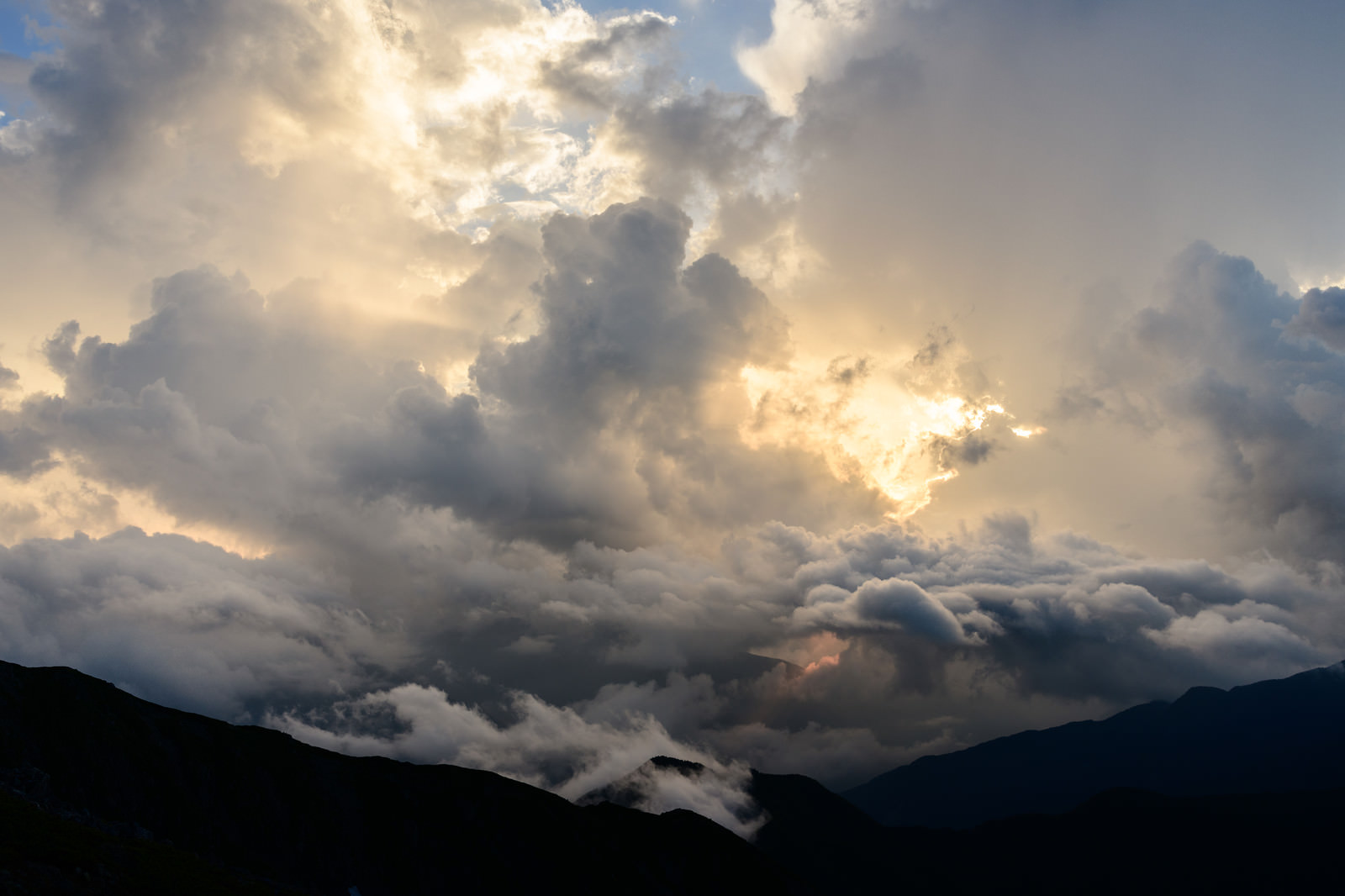 夕日の光と神々しい雲 南アルプス の写真を無料ダウンロード フリー素材 ぱくたそ