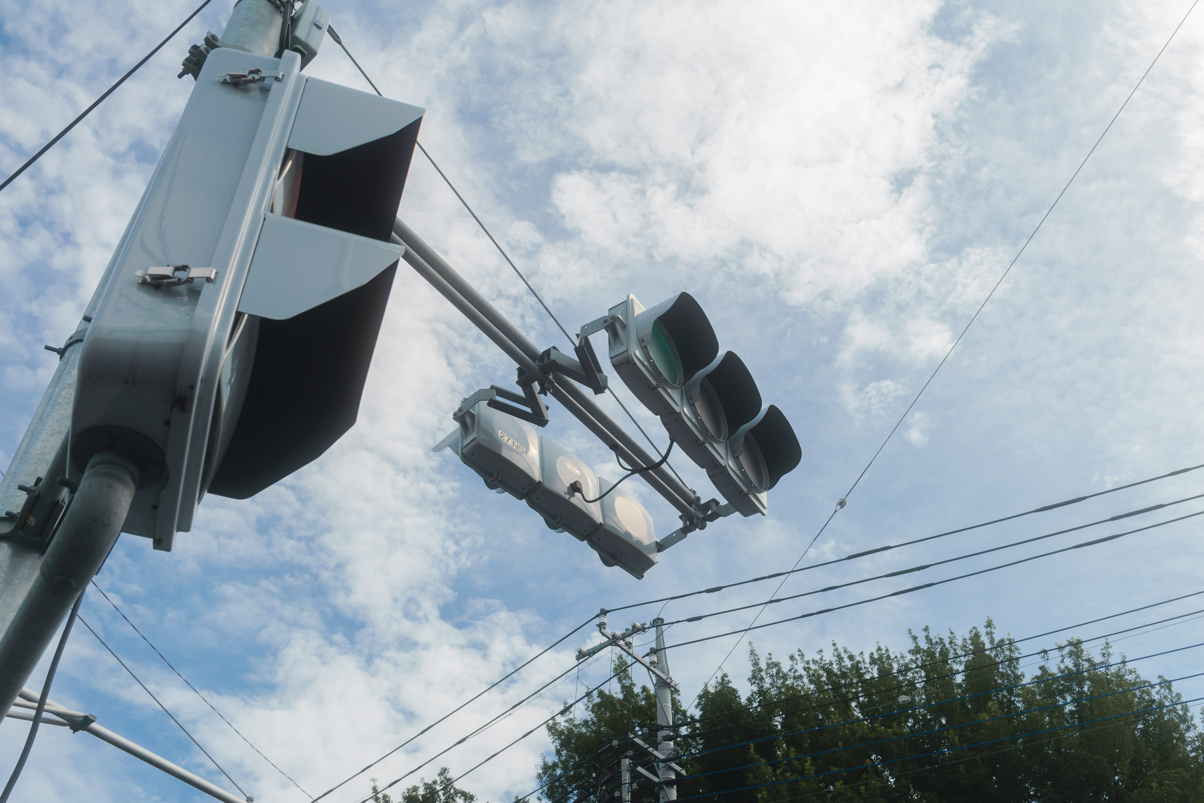 歩道から見上げる信号機の写真素材 ぱくたそ