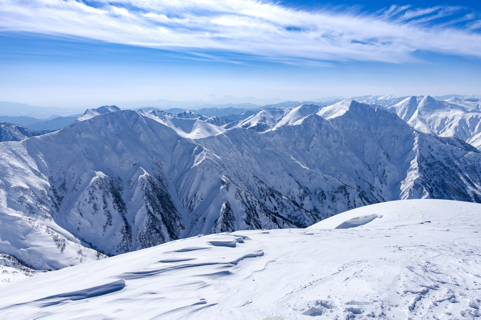 「雪景色の谷川岳主脈（三国山脈） | フリー素材のぱくたそ」の写真