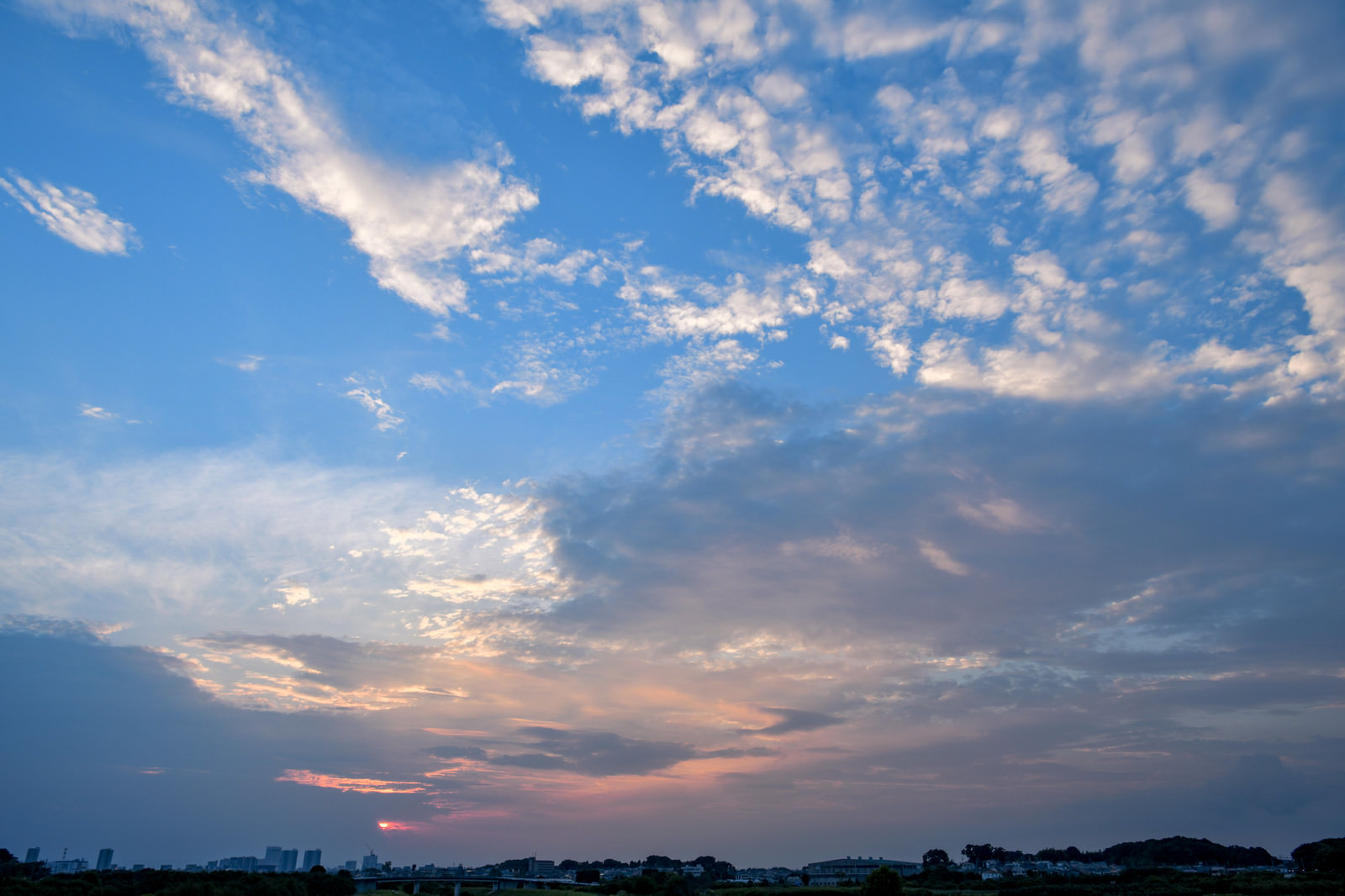 「夕日と青空が入り混じる」の写真