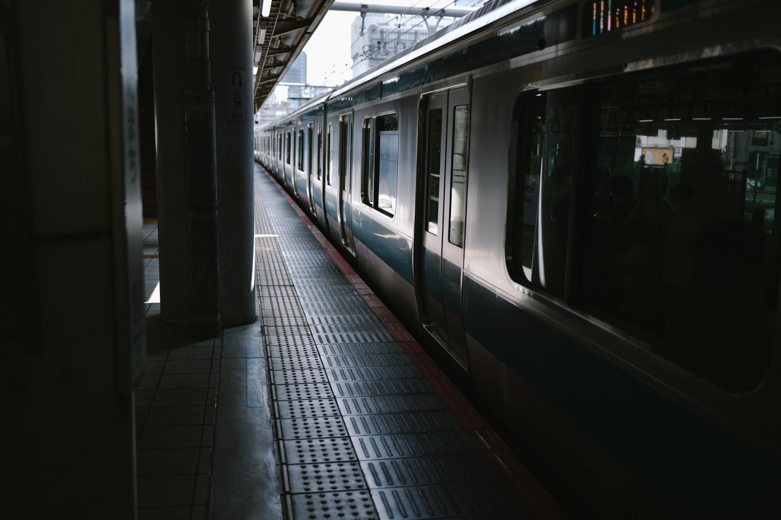 暗い雰囲気の通勤電車の写真素材 ぱくたそ