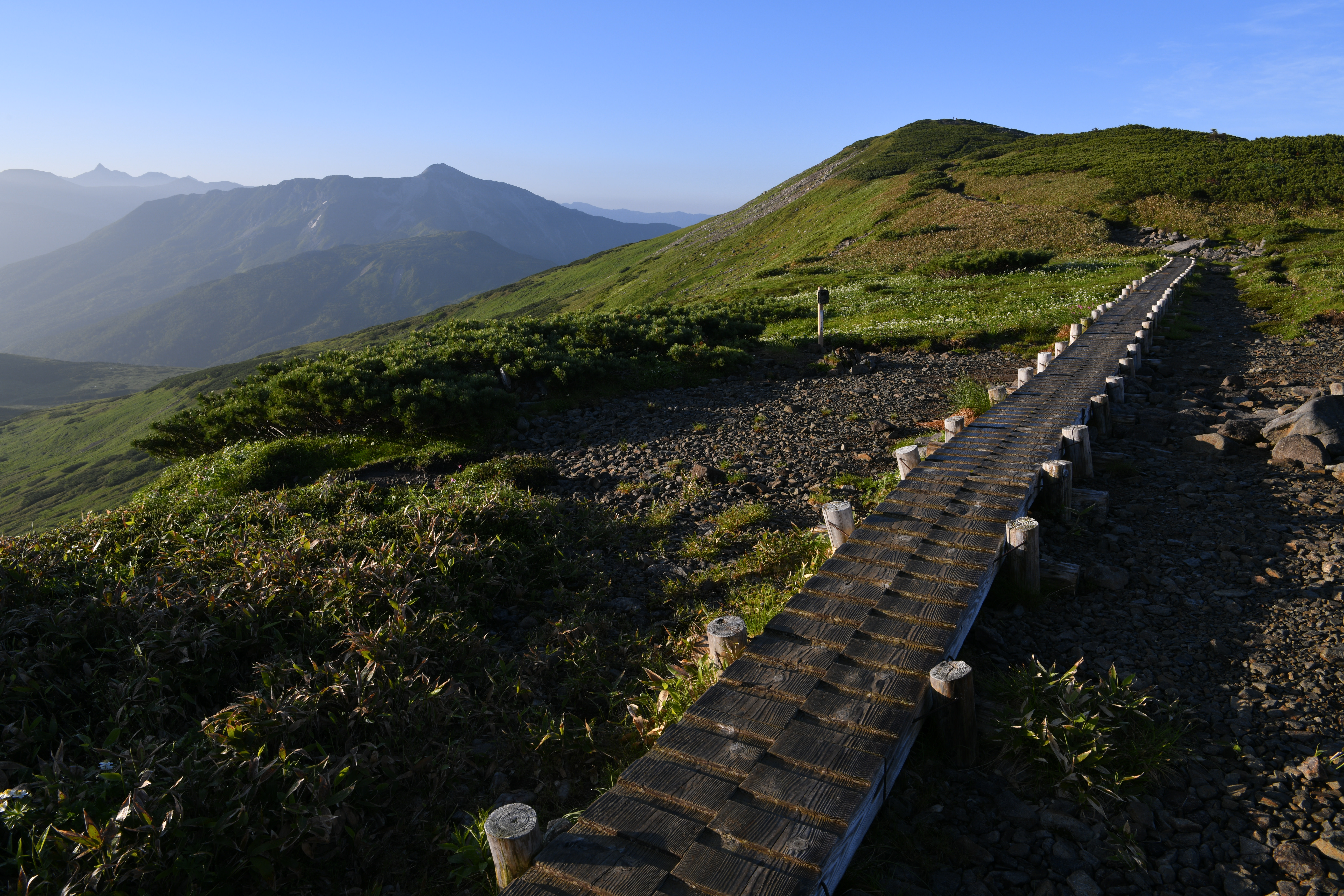 稜線を伝う立派な木道の写真素材 ぱくたそ