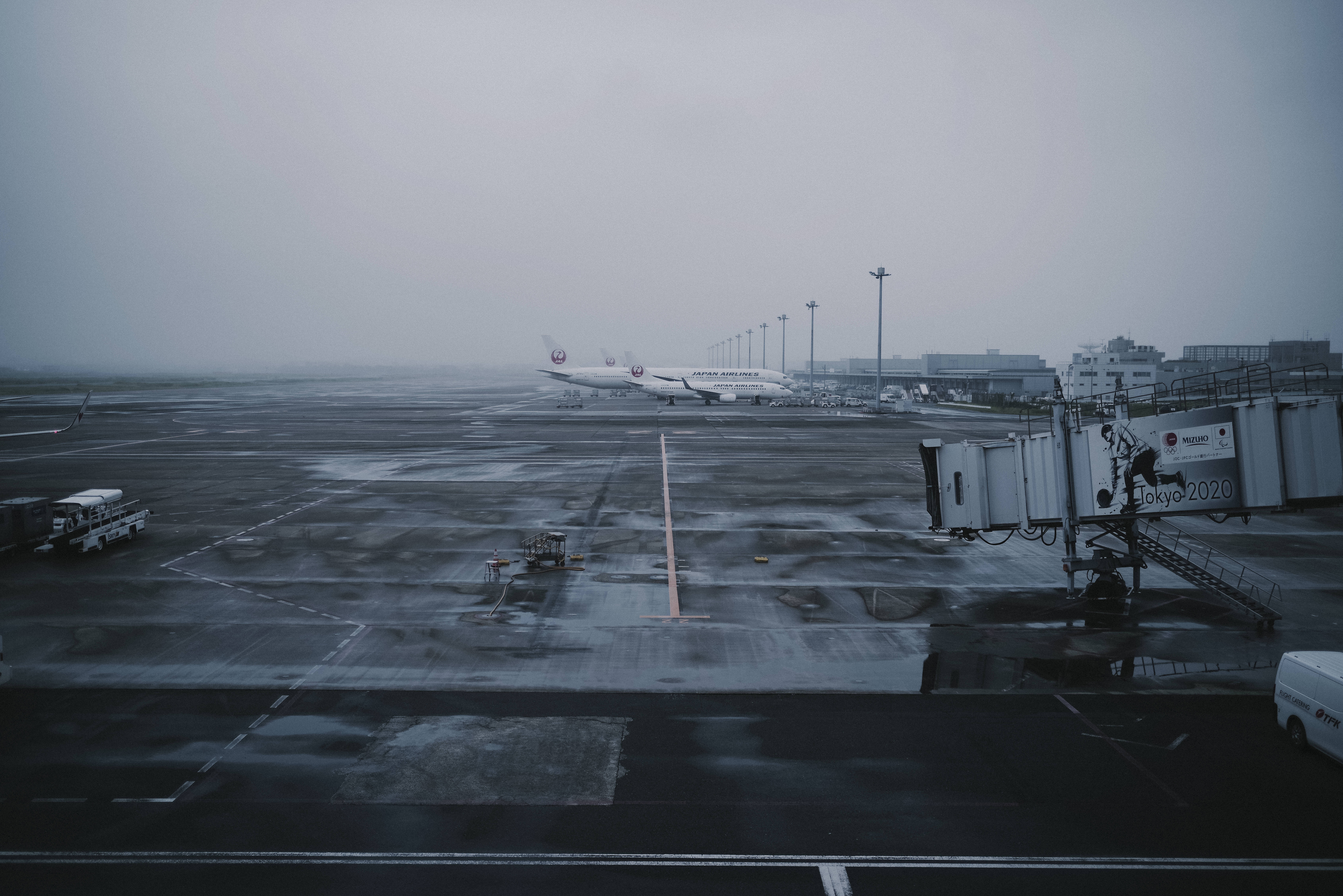 羽田空港に駐機する飛行機たちの写真素材 ぱくたそ