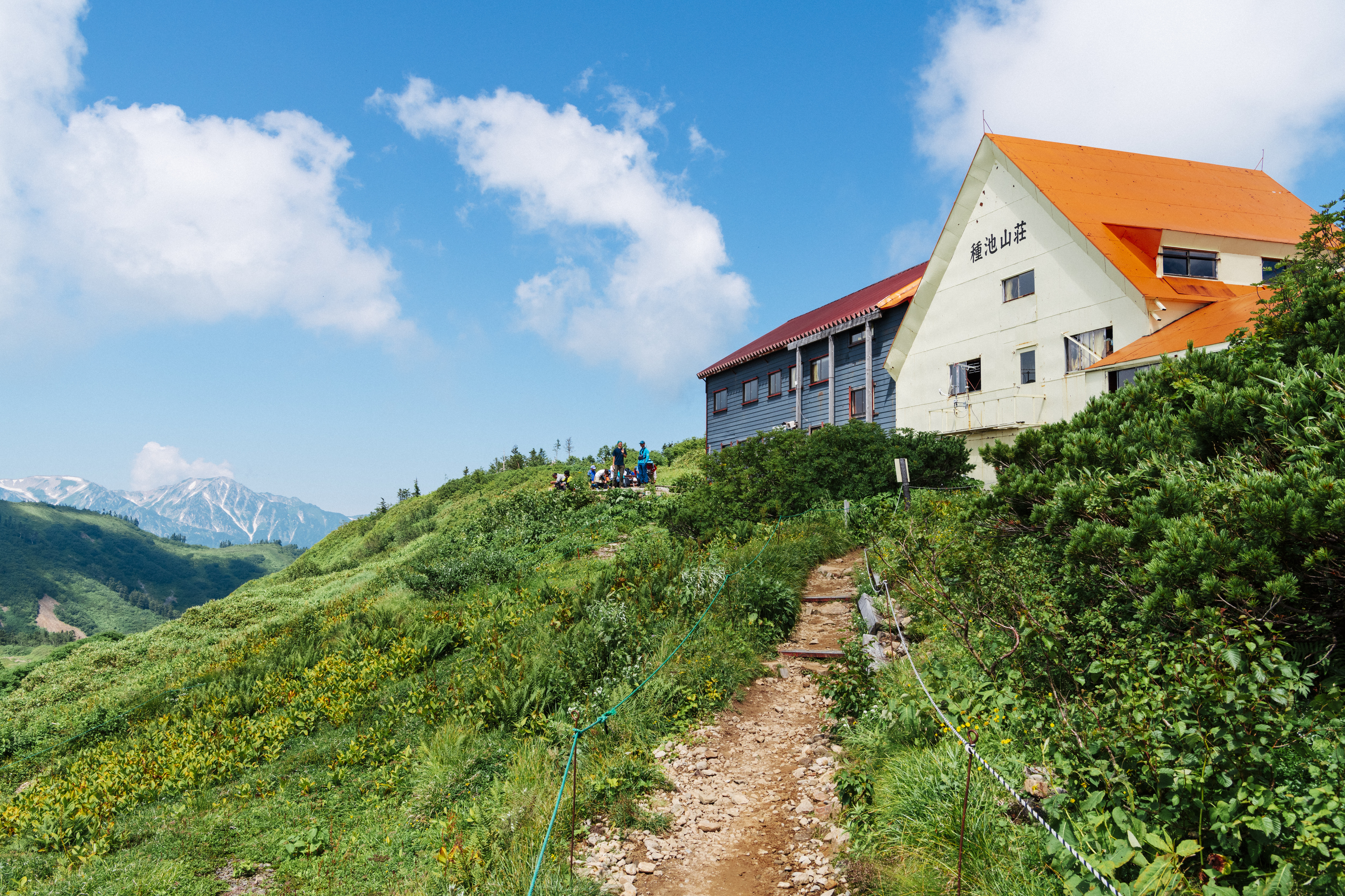 盛夏の種池山荘の写真素材 ぱくたそ