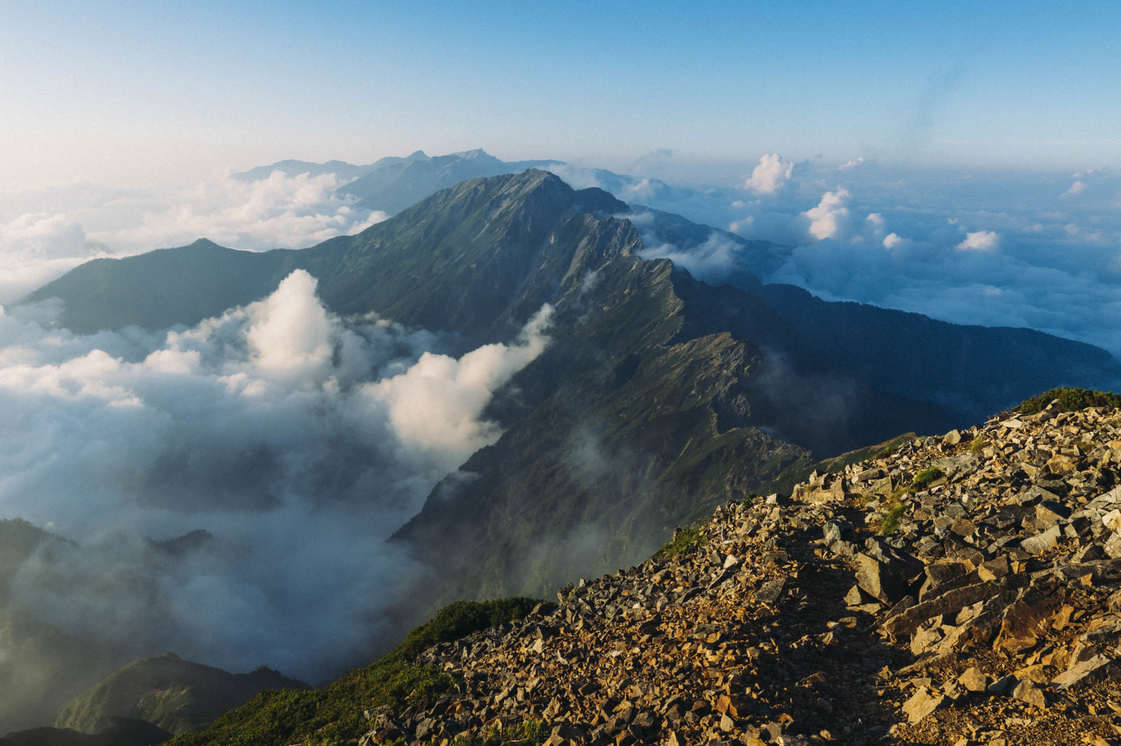 「鹿島槍ヶ岳山頂から見る夕方の八峰キレット | フリー素材のぱくたそ」の写真