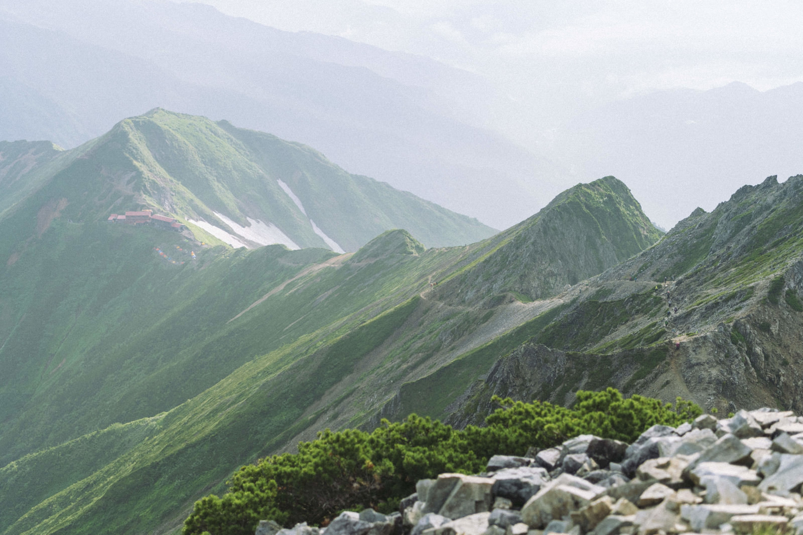 「五竜岳稜線から見る五竜山荘　　　　　　　　　　　　　　　　　　」の写真