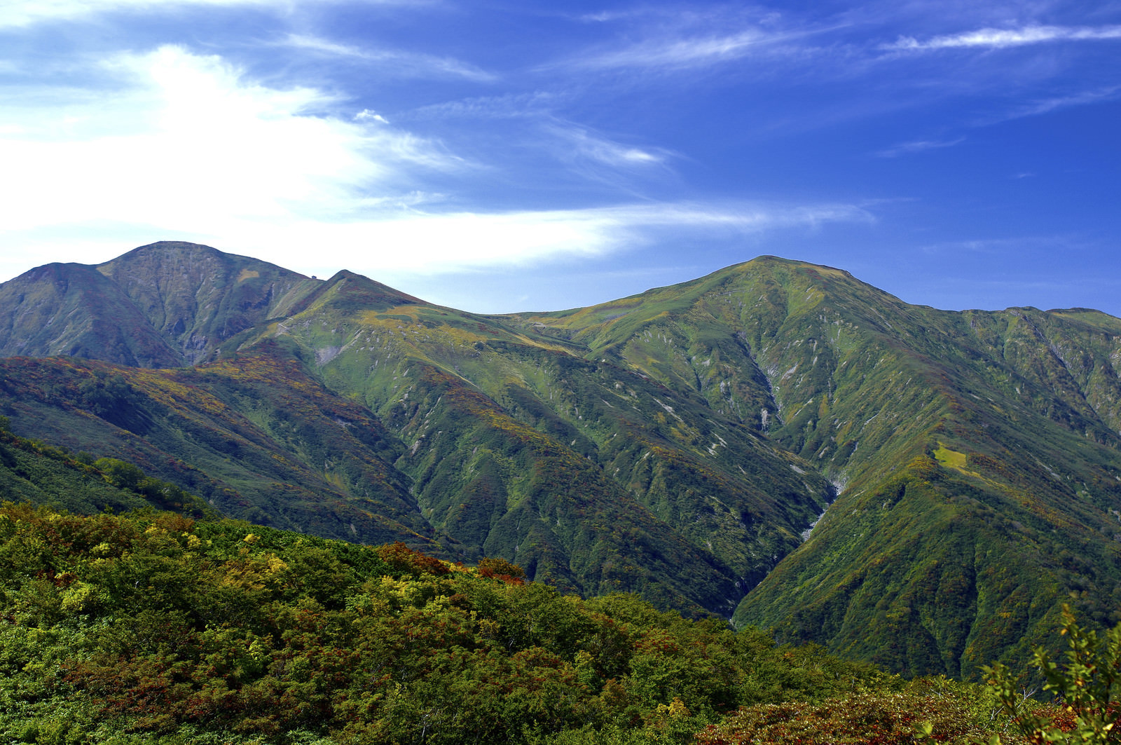 大朝日岳山頂と西朝日岳の写真素材 ぱくたそ