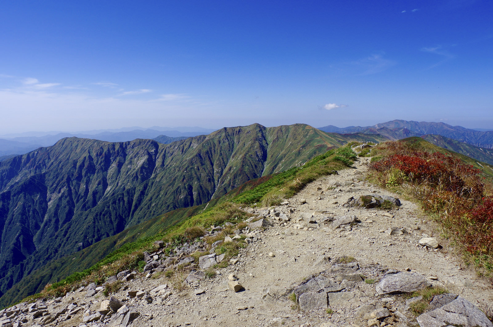 「大朝日岳新潟県側へ続く稜線の景色」の写真