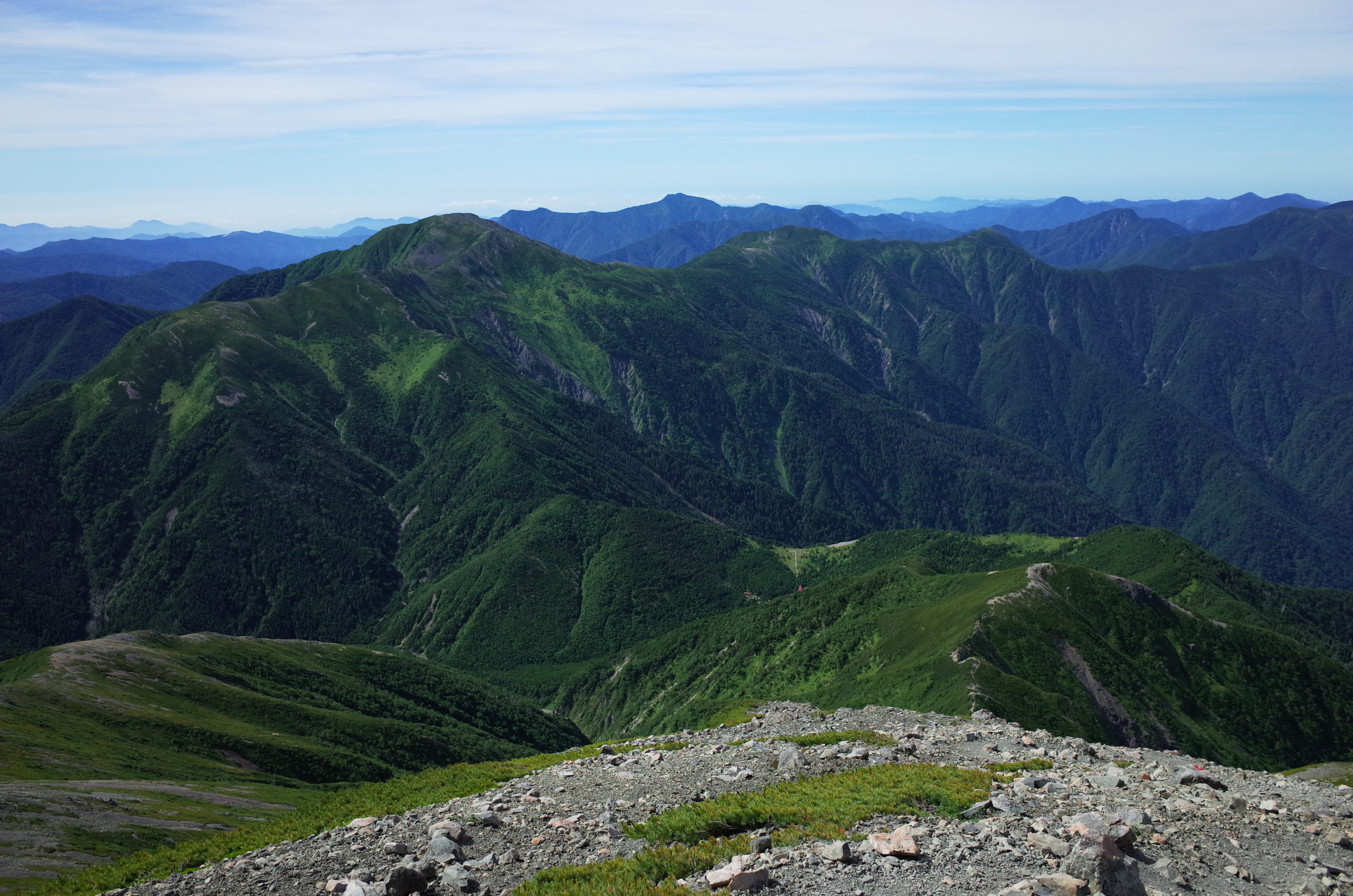 聖岳山頂から見下ろす南アルプス南部の山々の写真素材 ぱくたそ