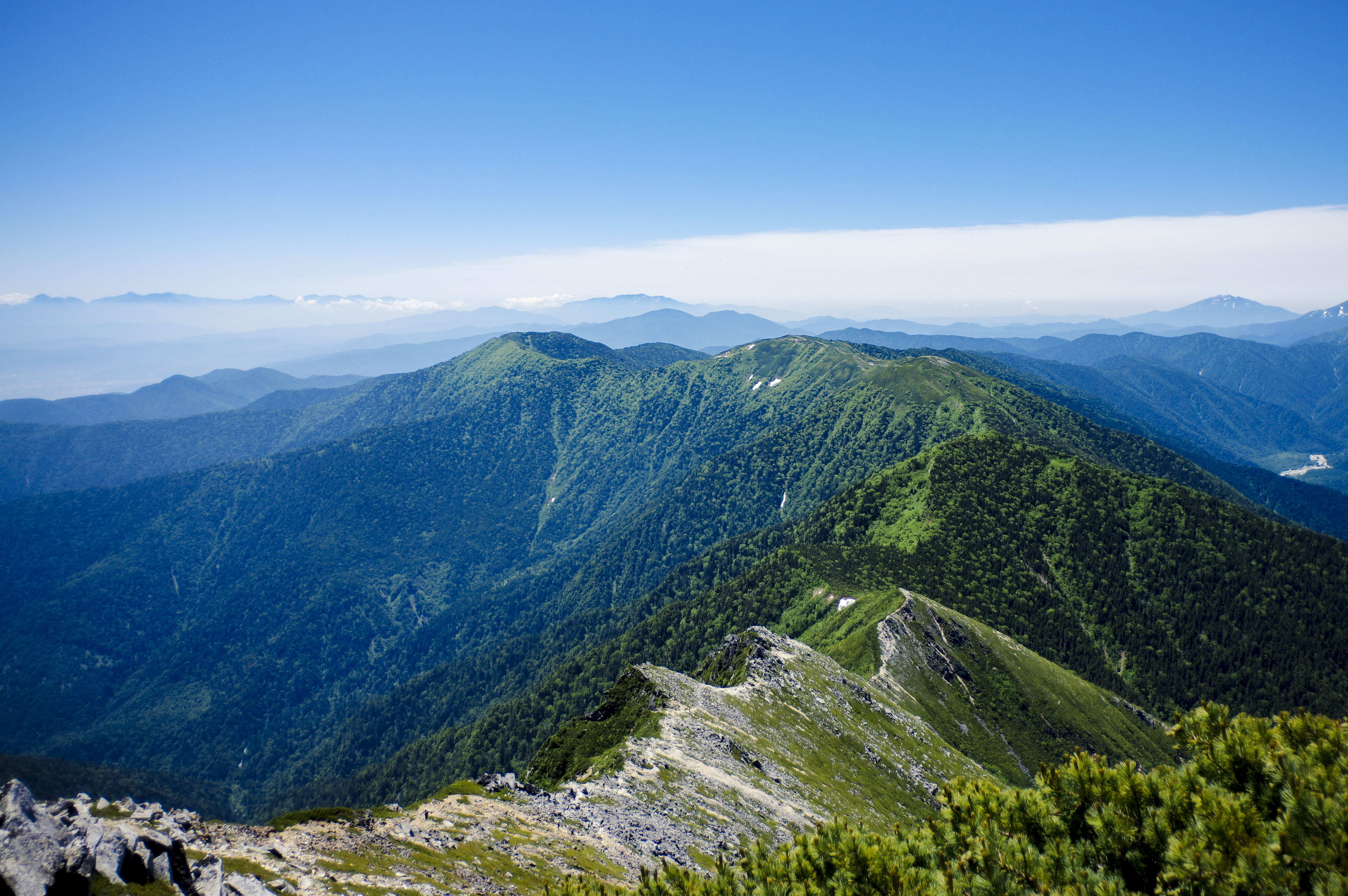 常念岳へと続く登山道の写真素材 ぱくたそ