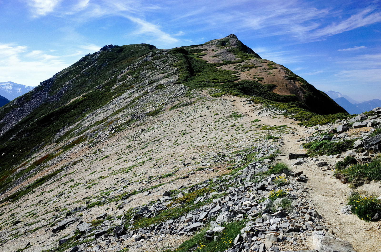 「常念岳の白い砂地が特徴的な表銀座登山道 | フリー素材のぱくたそ」の写真