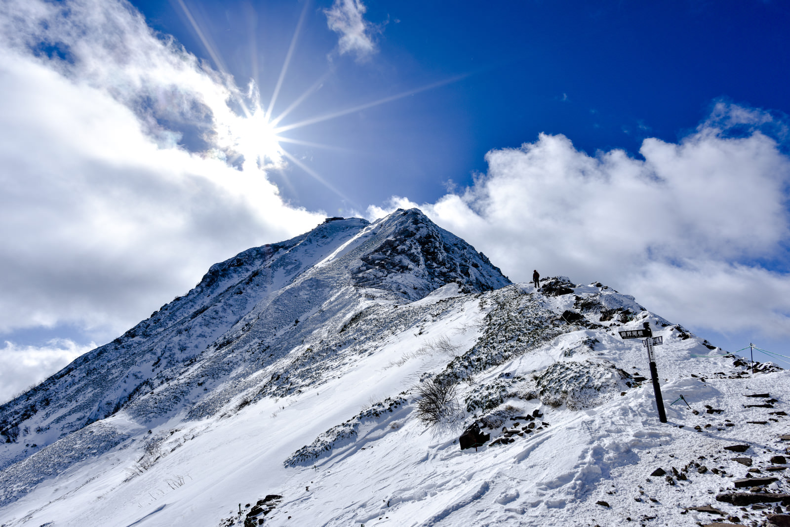 冬の赤岳山頂を照らす太陽の写真素材 ぱくたそ