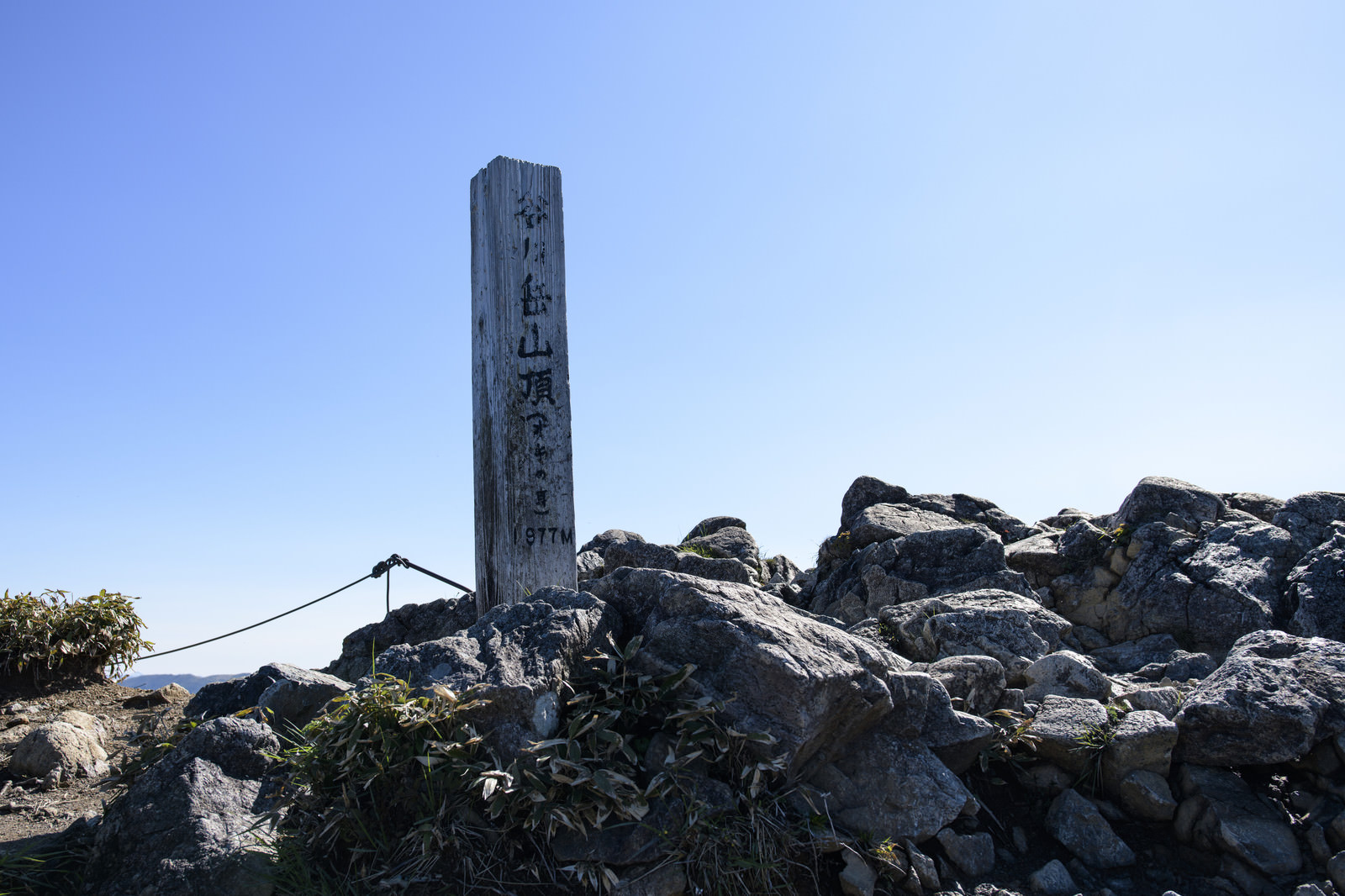 「谷川岳オキの耳山頂標 | フリー素材のぱくたそ」の写真