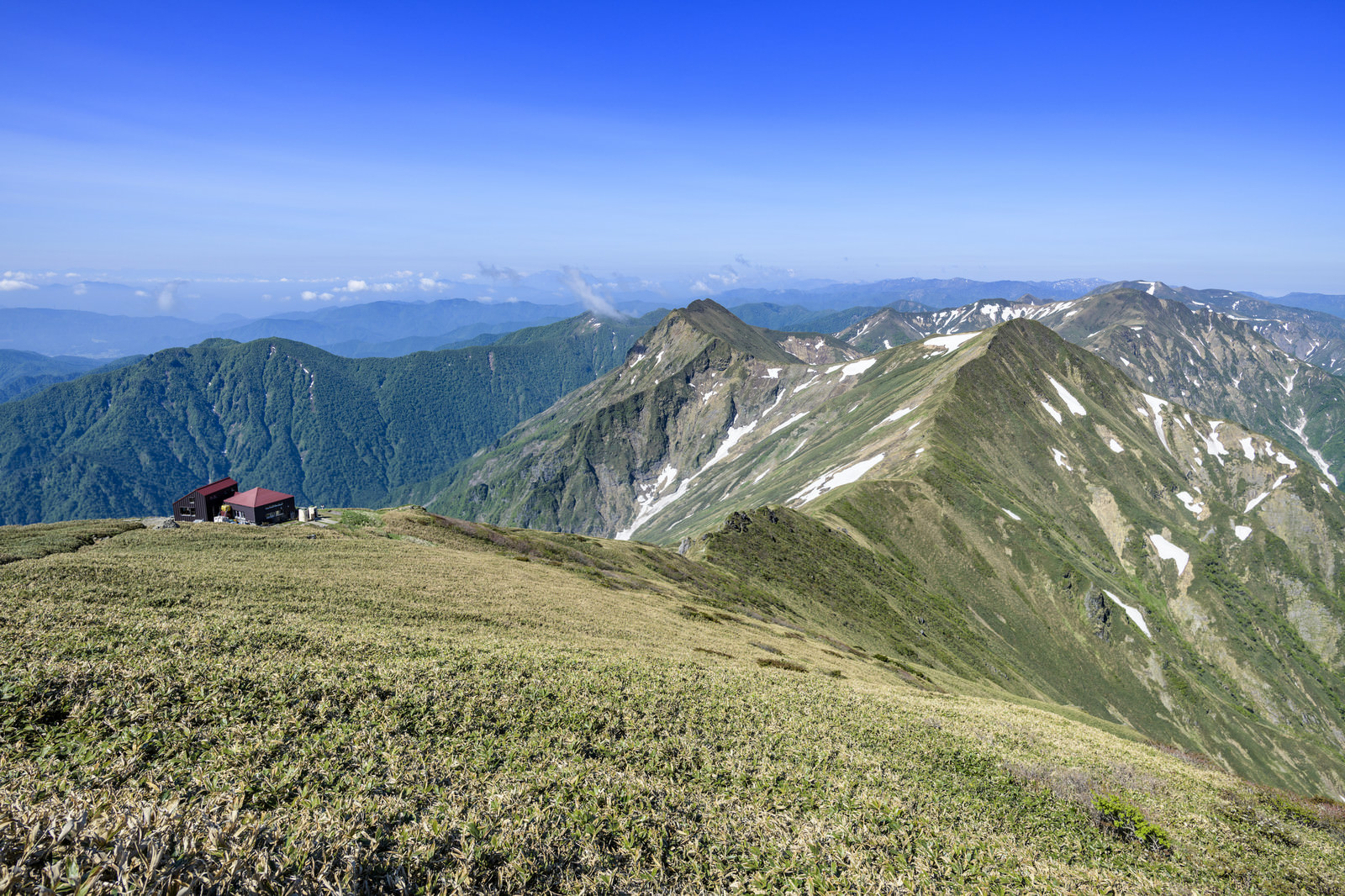 谷川岳山頂から眺める春の主脈の写真素材 ぱくたそ