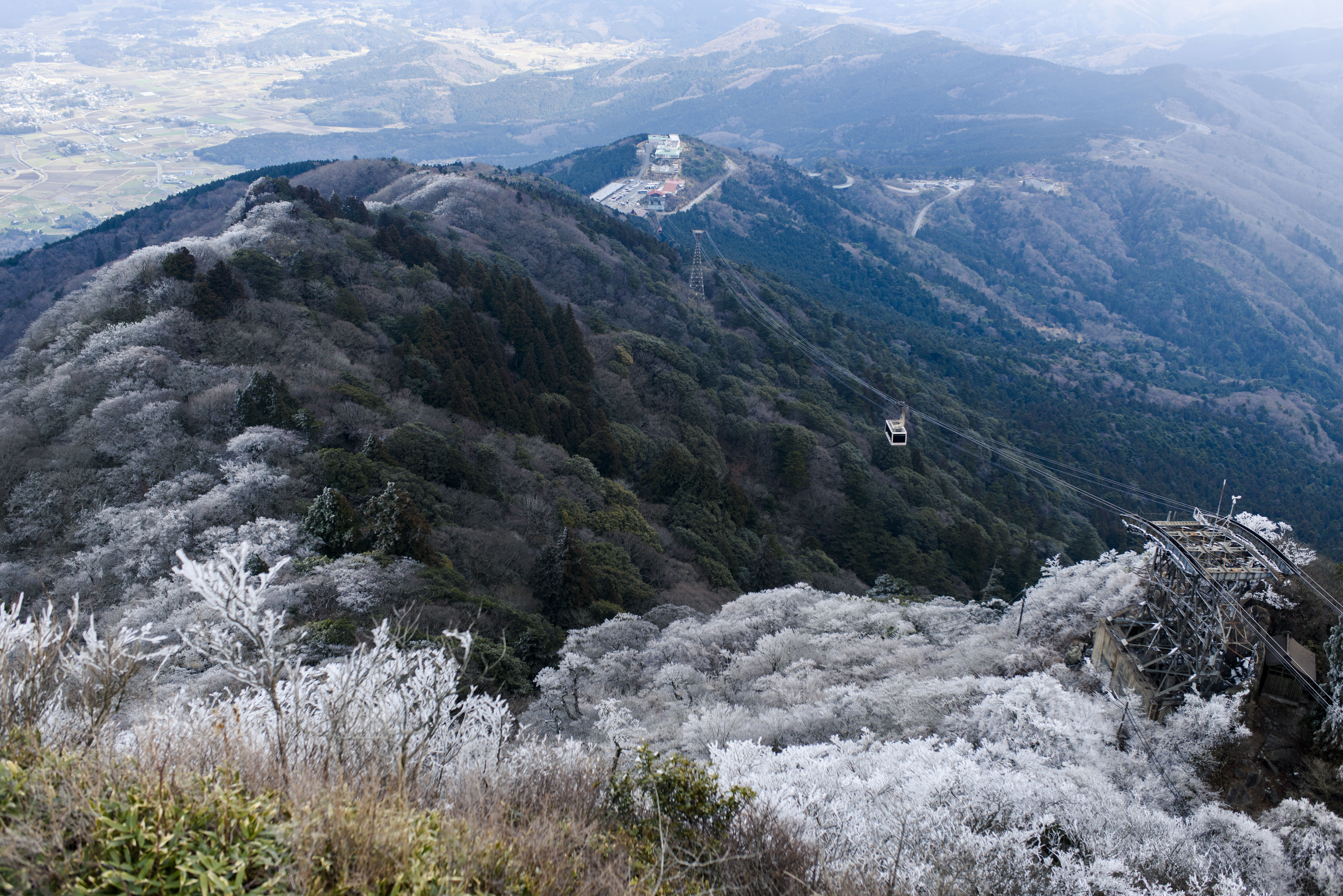 徐々に凍っていく筑波山の山肌とロープウェイの写真素材 ぱくたそ