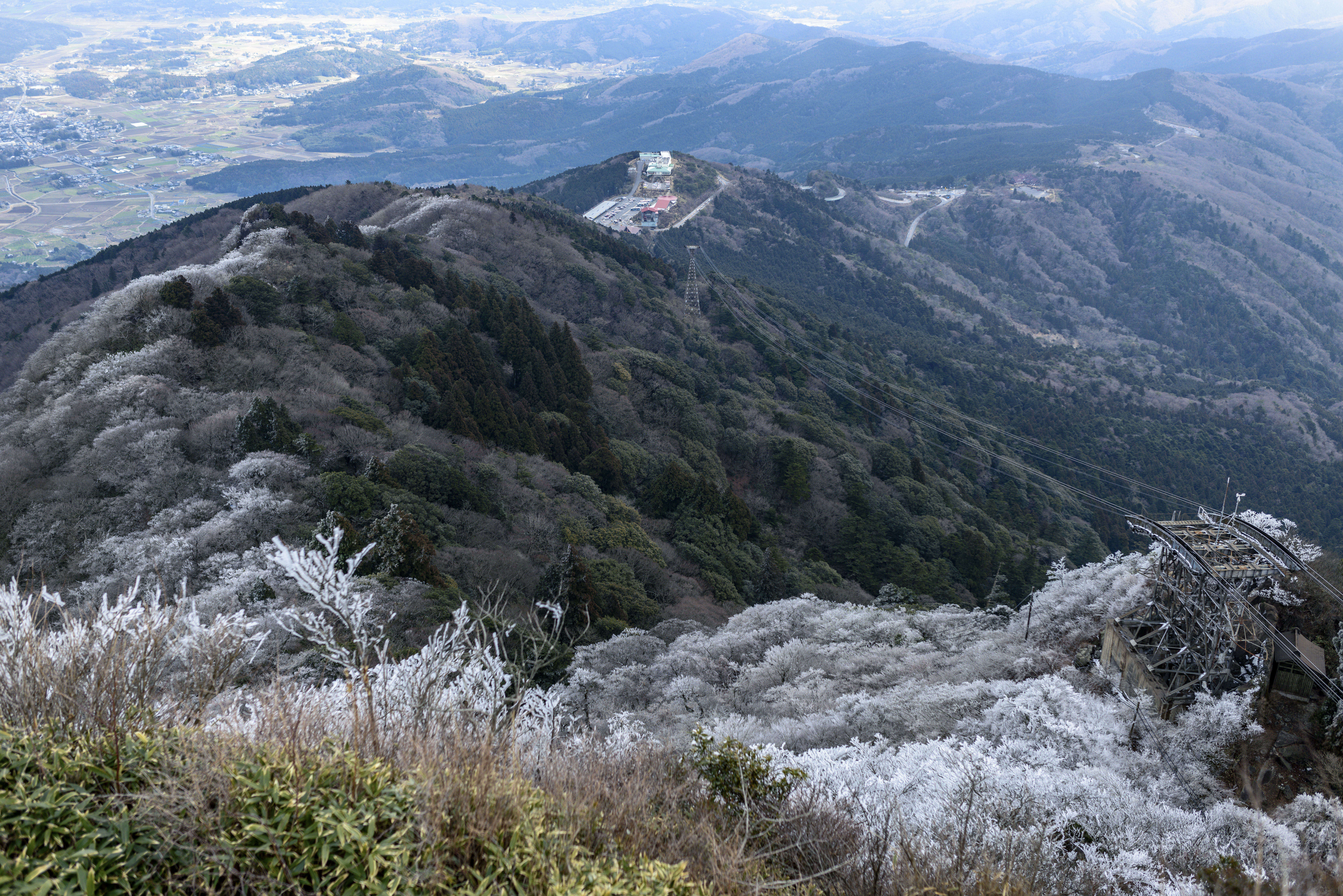 霧氷に覆われた木々と筑波山ロープウェイ方面の写真素材 ぱくたそ