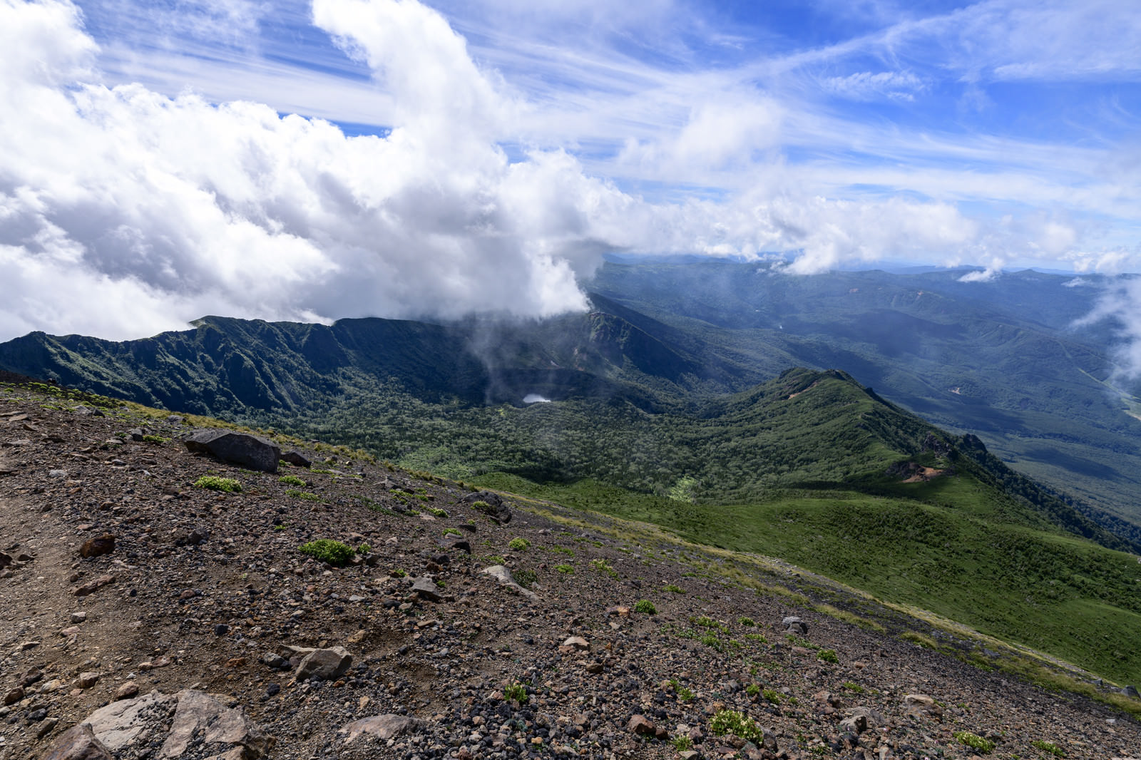 「雲を纏う岩手山鬼ヶ城コース方面」の写真