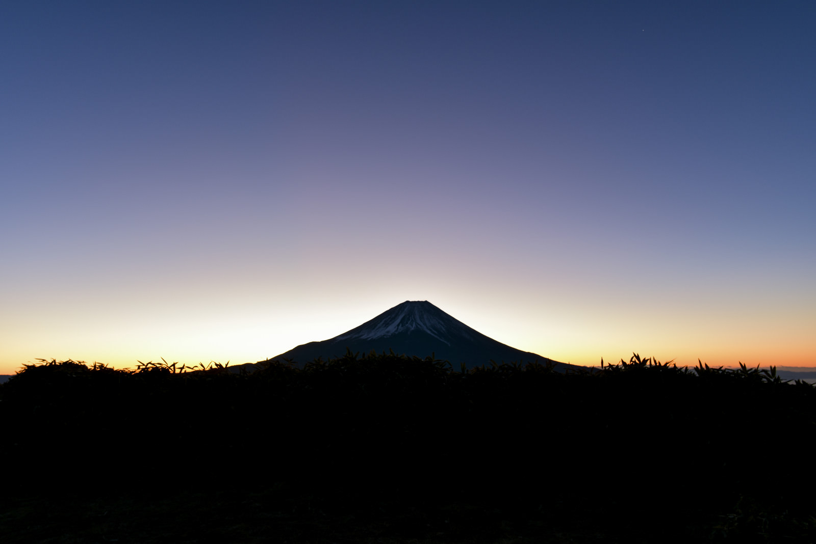 朝焼けを待つ富士山の写真素材 ぱくたそ