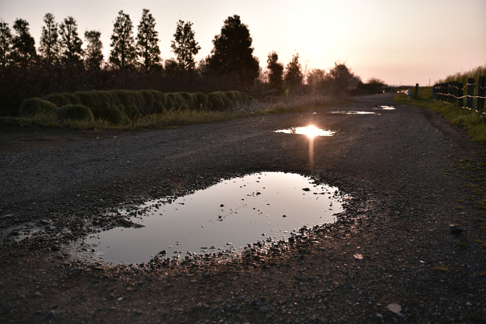 朝日を反射する砂利の水たまりの写真を無料ダウンロード フリー素材 ぱくたそ