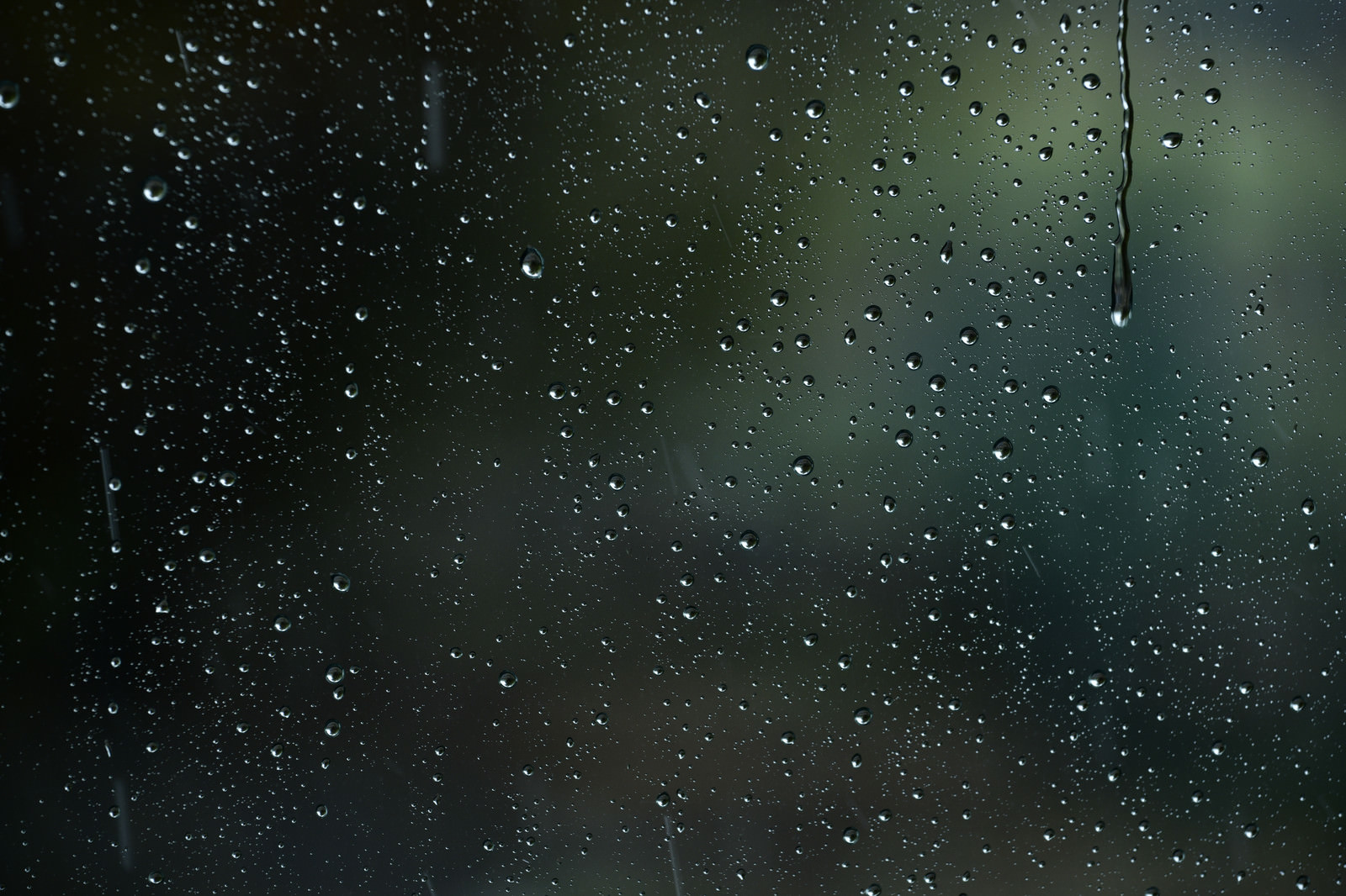 「車窓に降り注ぐ雨と水滴 | フリー素材のぱくたそ」の写真