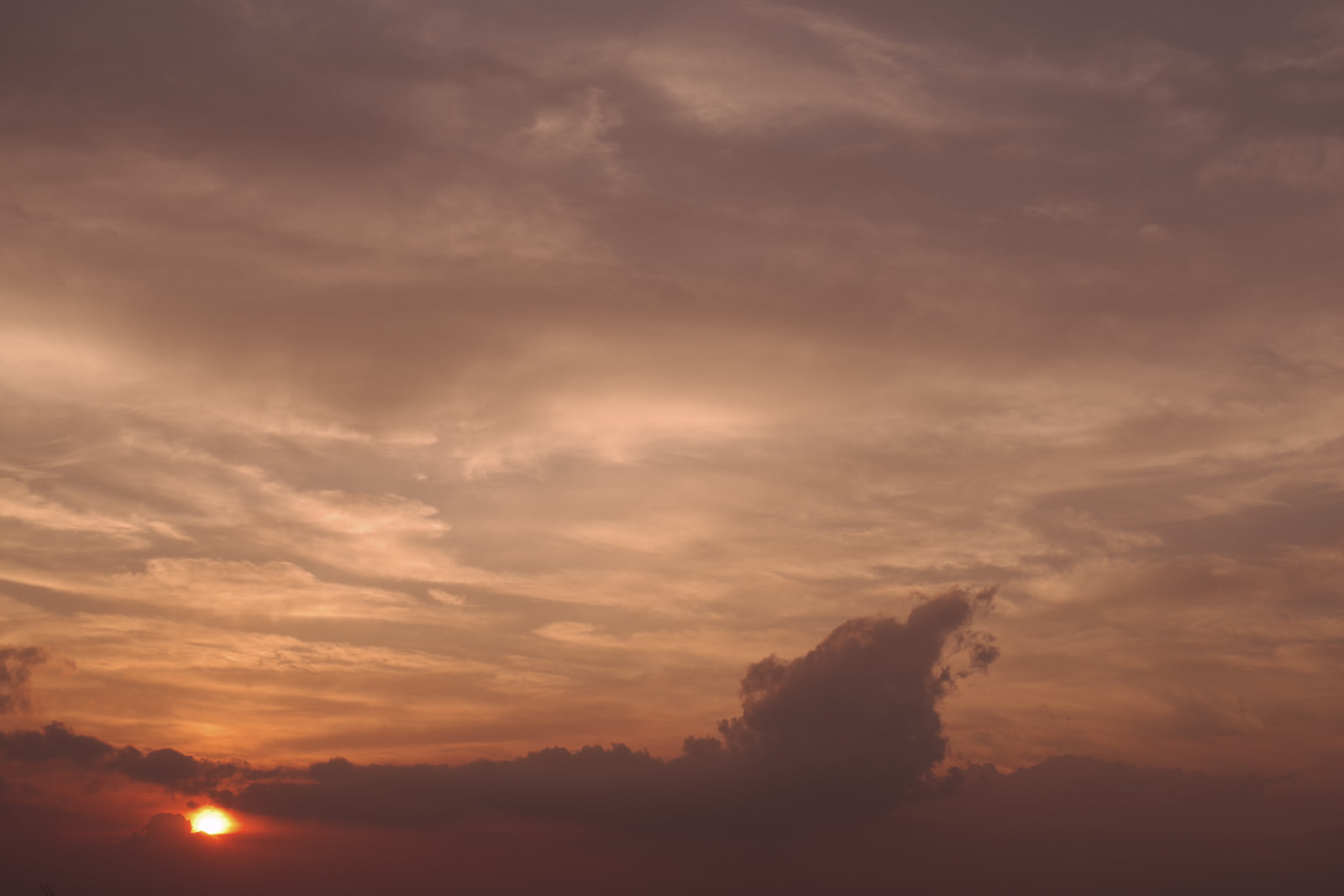 空を橙色に染める太陽の写真素材 ぱくたそ