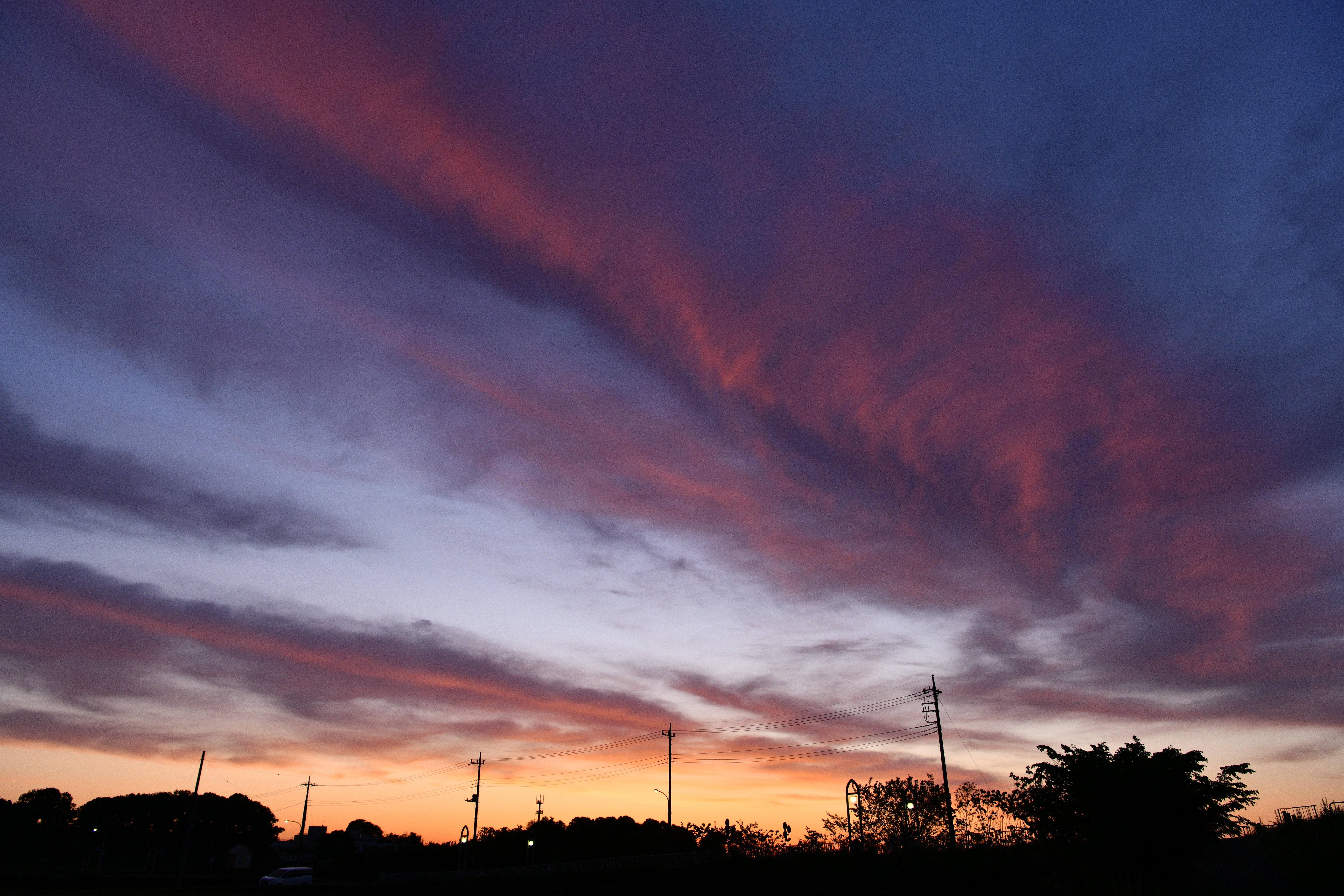 朝焼けに染まる雲と空の写真素材 ぱくたそ