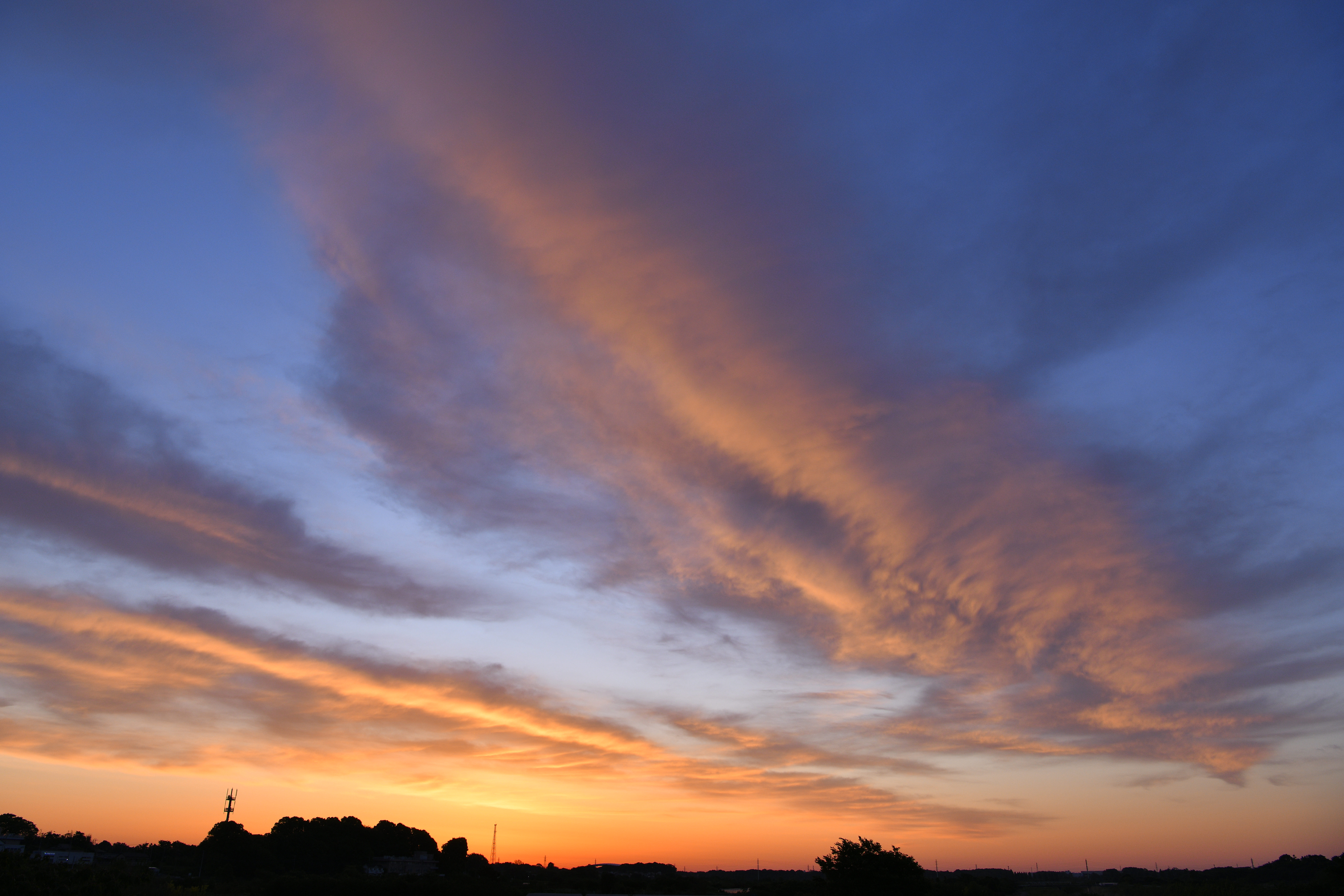 朝焼けに輝くオレンジの雲の写真素材 ぱくたそ