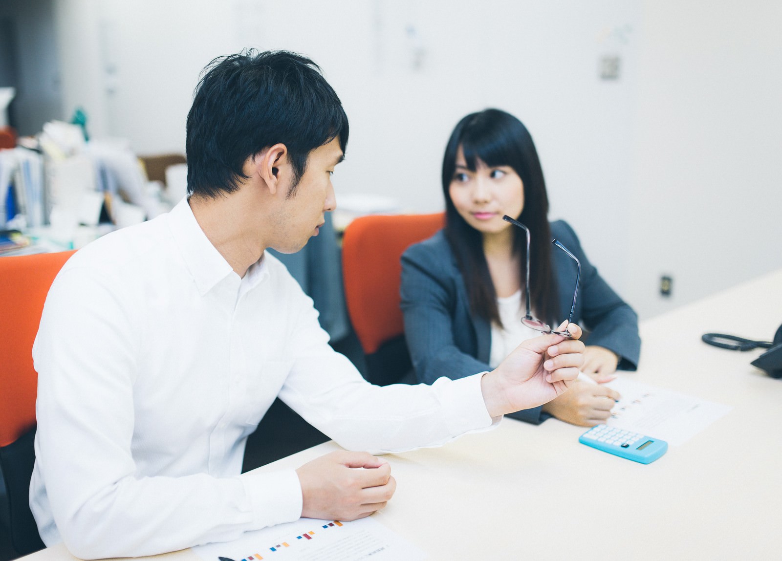 「「今日は終わりにしようか？」と仕事を切り上げる上司と部下」の写真［モデル：大川竜弥 Lala］