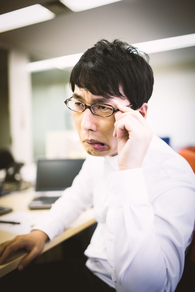「「ダメだこりゃ！」と口をへの字にする課長 | フリー素材のぱくたそ」の写真［モデル：大川竜弥］