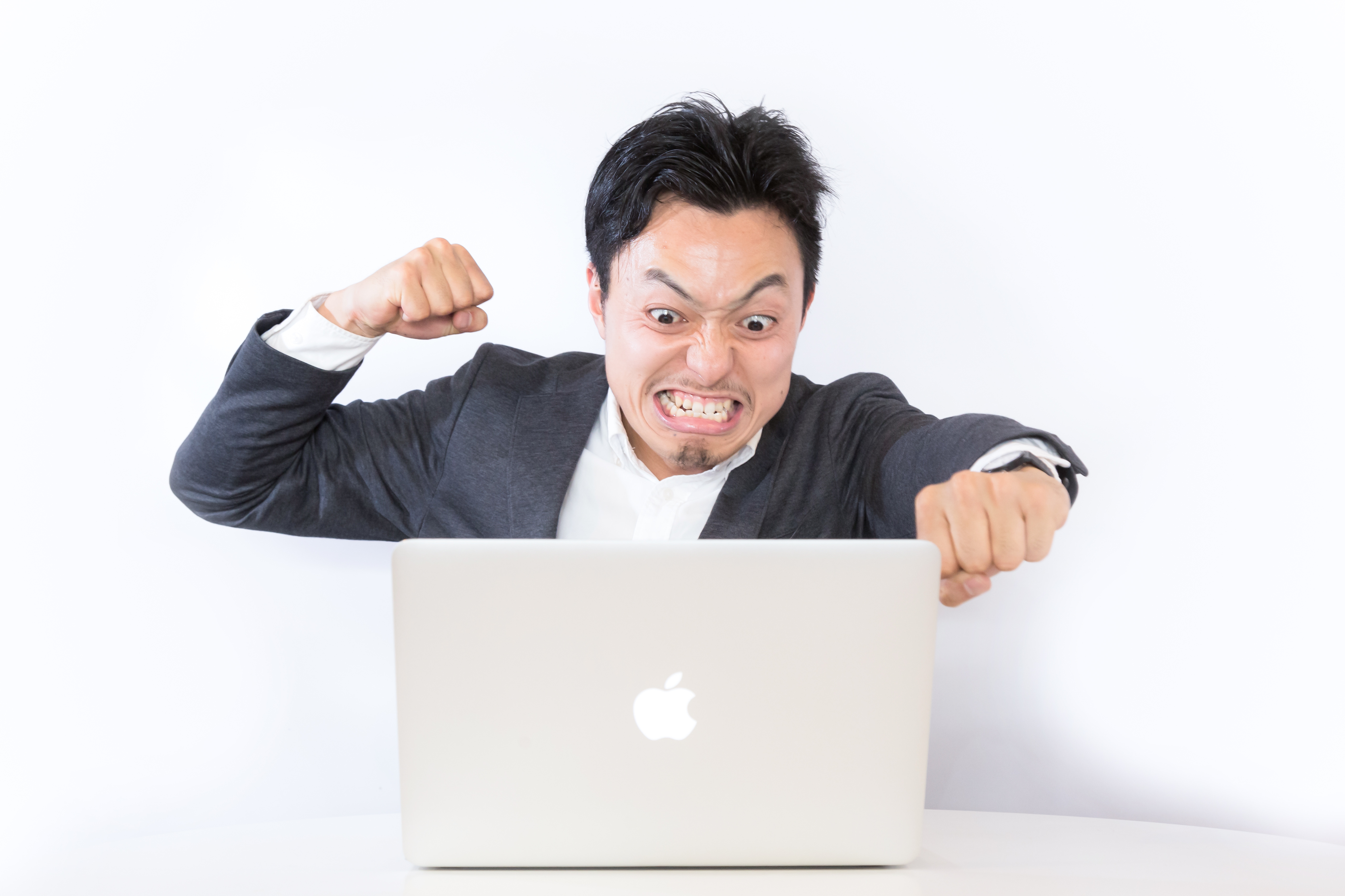 誹謗中傷のコメントに怒るブロガーの写真を無料ダウンロード フリー素材 ぱくたそ