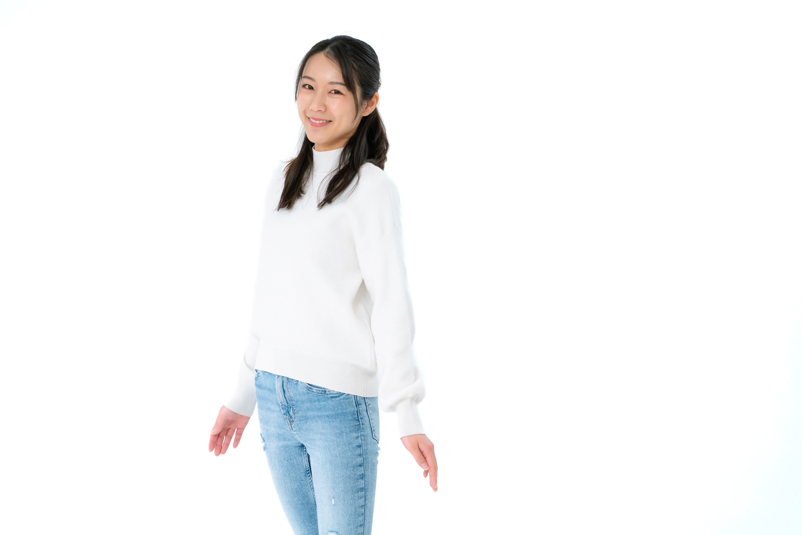 「白色のトップスを着て微笑む女性 | フリー素材のぱくたそ」の写真［モデル：SAKI］