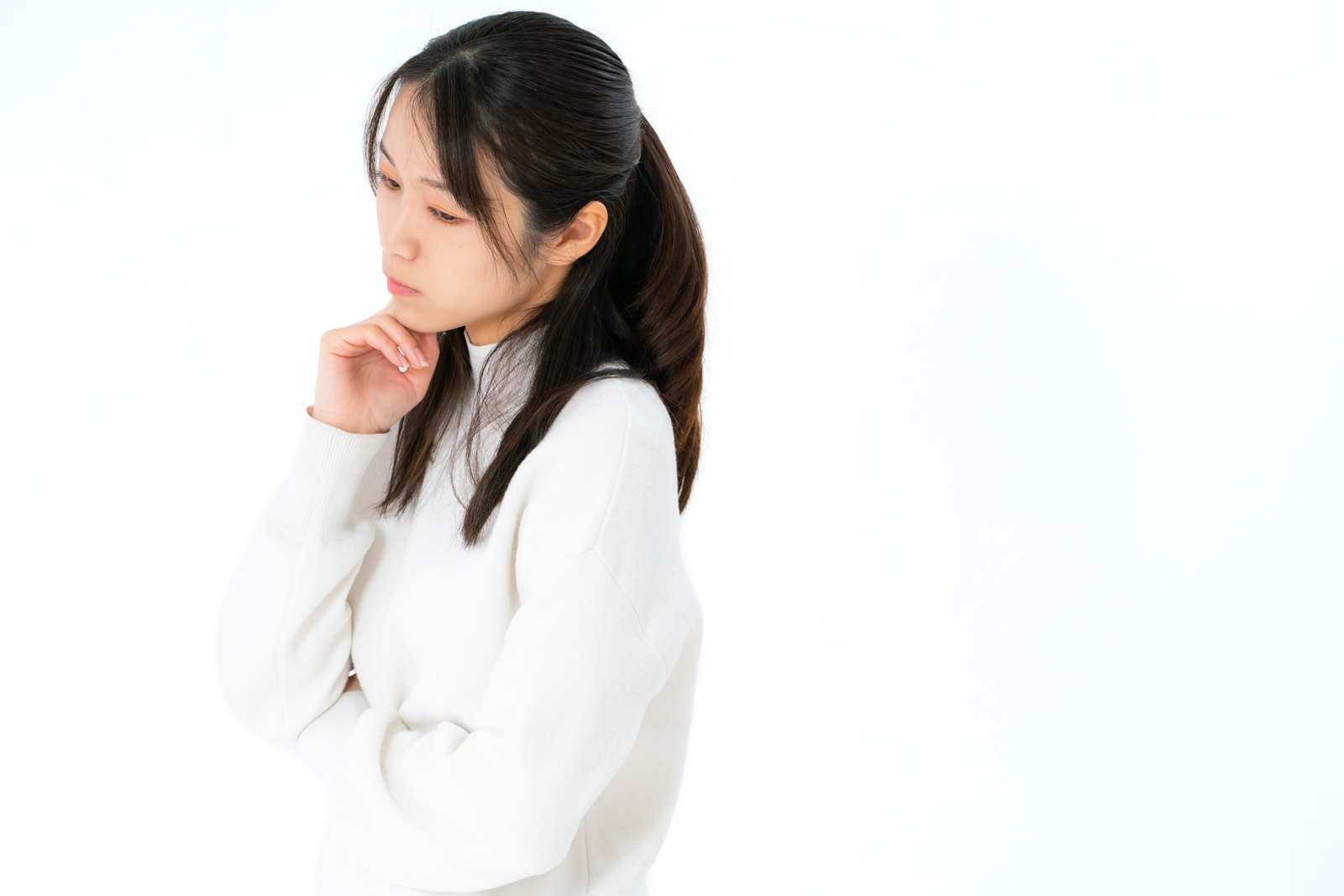 「考え事をする女性 | フリー素材のぱくたそ」の写真［モデル：SAKI］