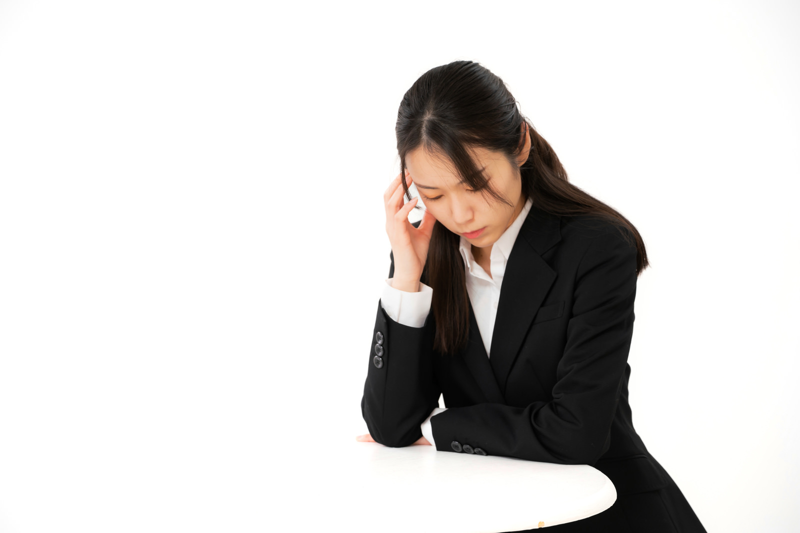 「頭を抱える案件ばかりで苦悩する女性社員」の写真［モデル：SAKI］