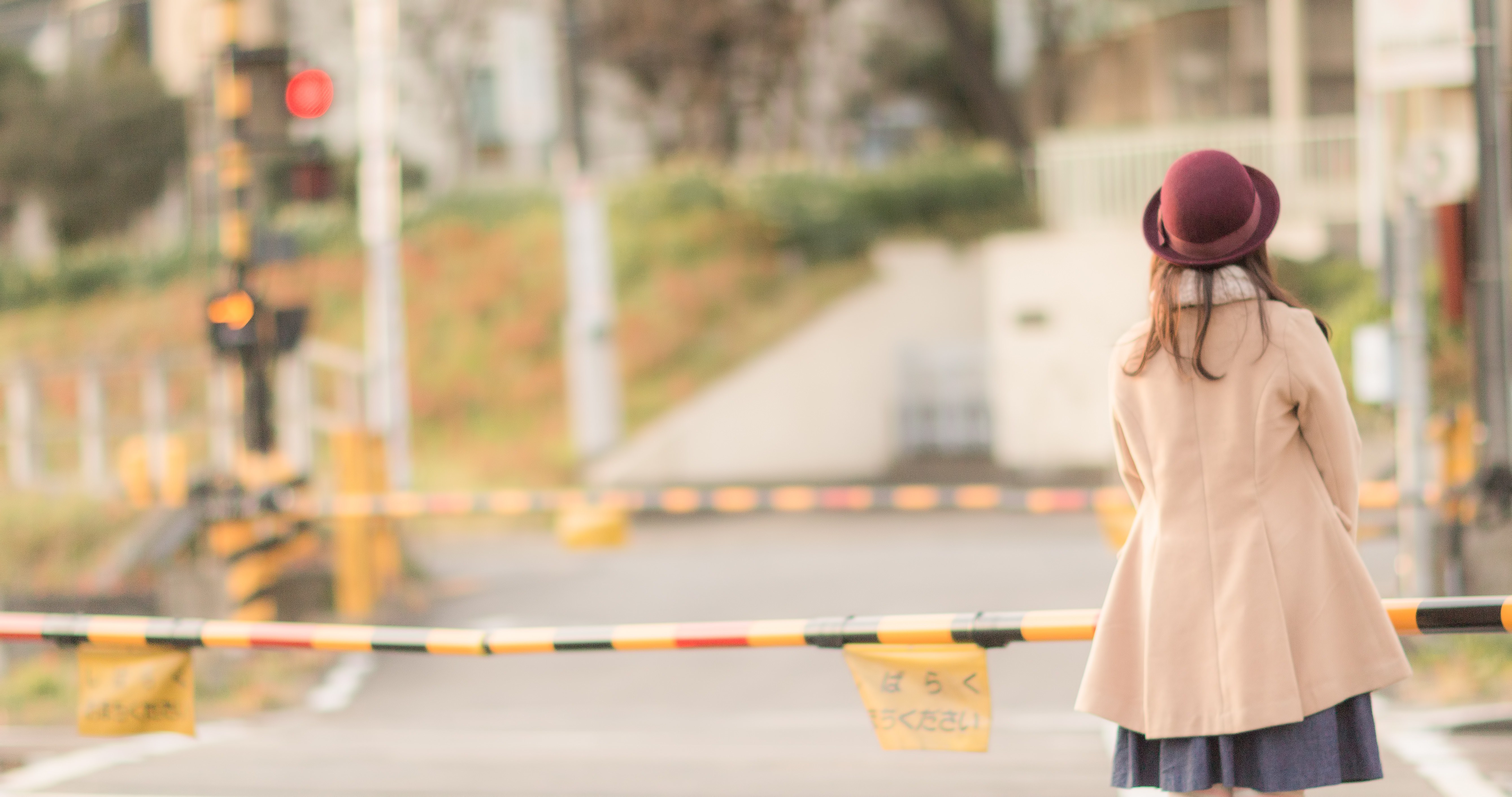 踏切待ちの女性の写真素材 ぱくたそ