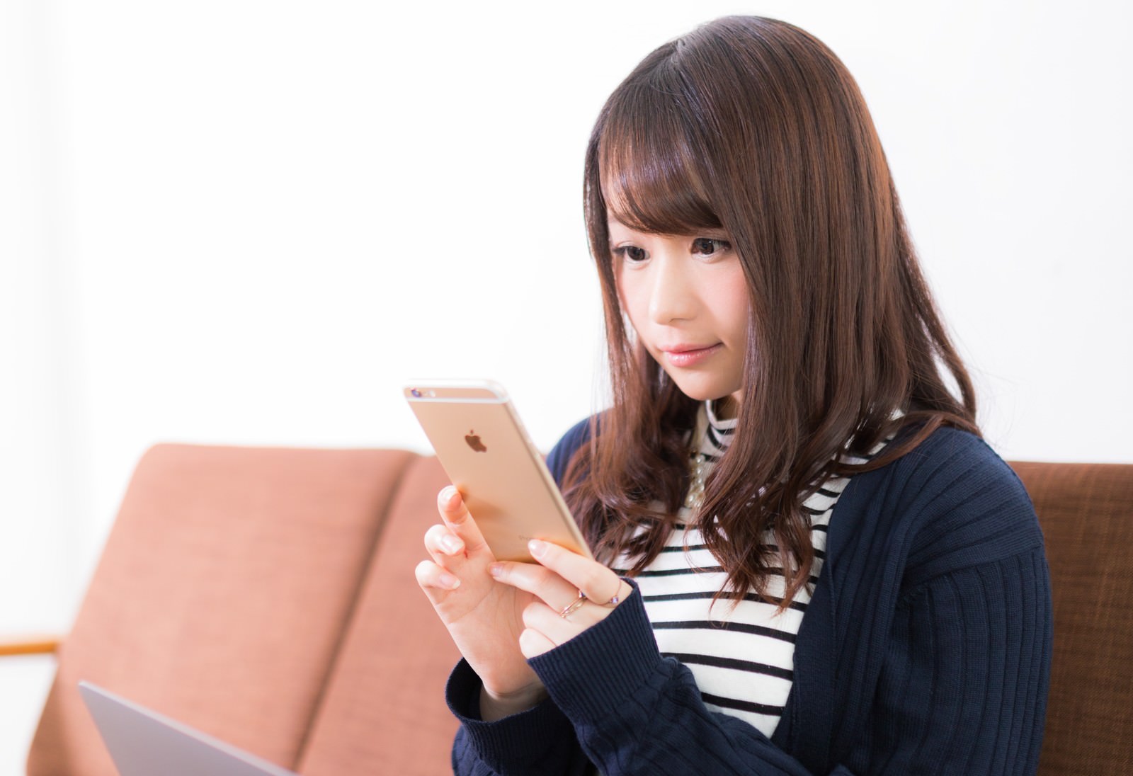 長時間スマートフォンを使用する女性