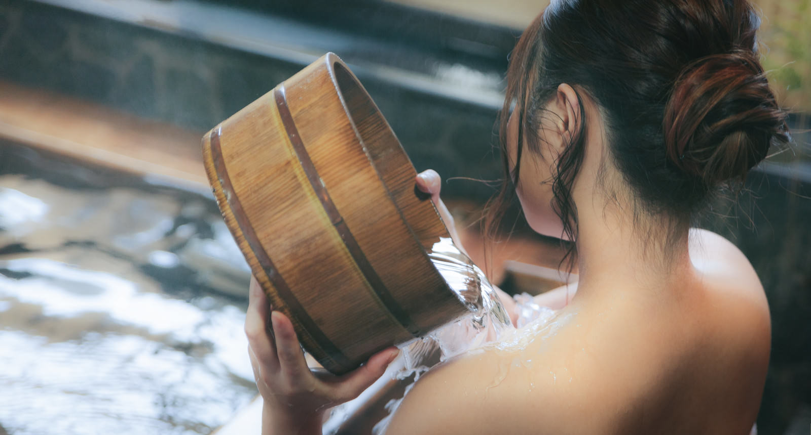 肩にかけ湯する女性の後ろ姿｜無料の写真素材はフリー素材のぱくたそ