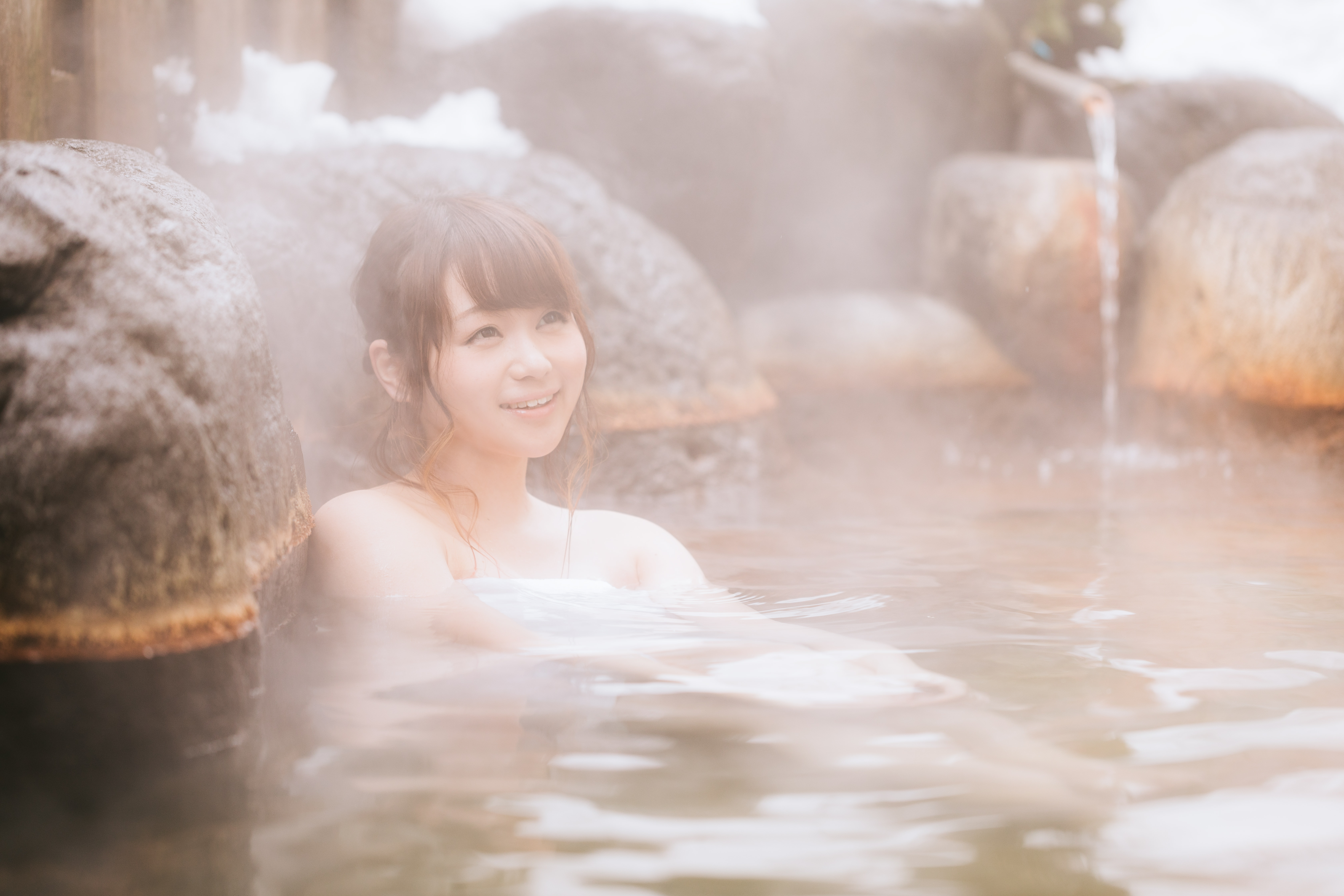 源泉かけ流しの温泉を楽しむ湯けむり女子の写真（画像）を無料ダウンロード フリー素材のぱくたそ