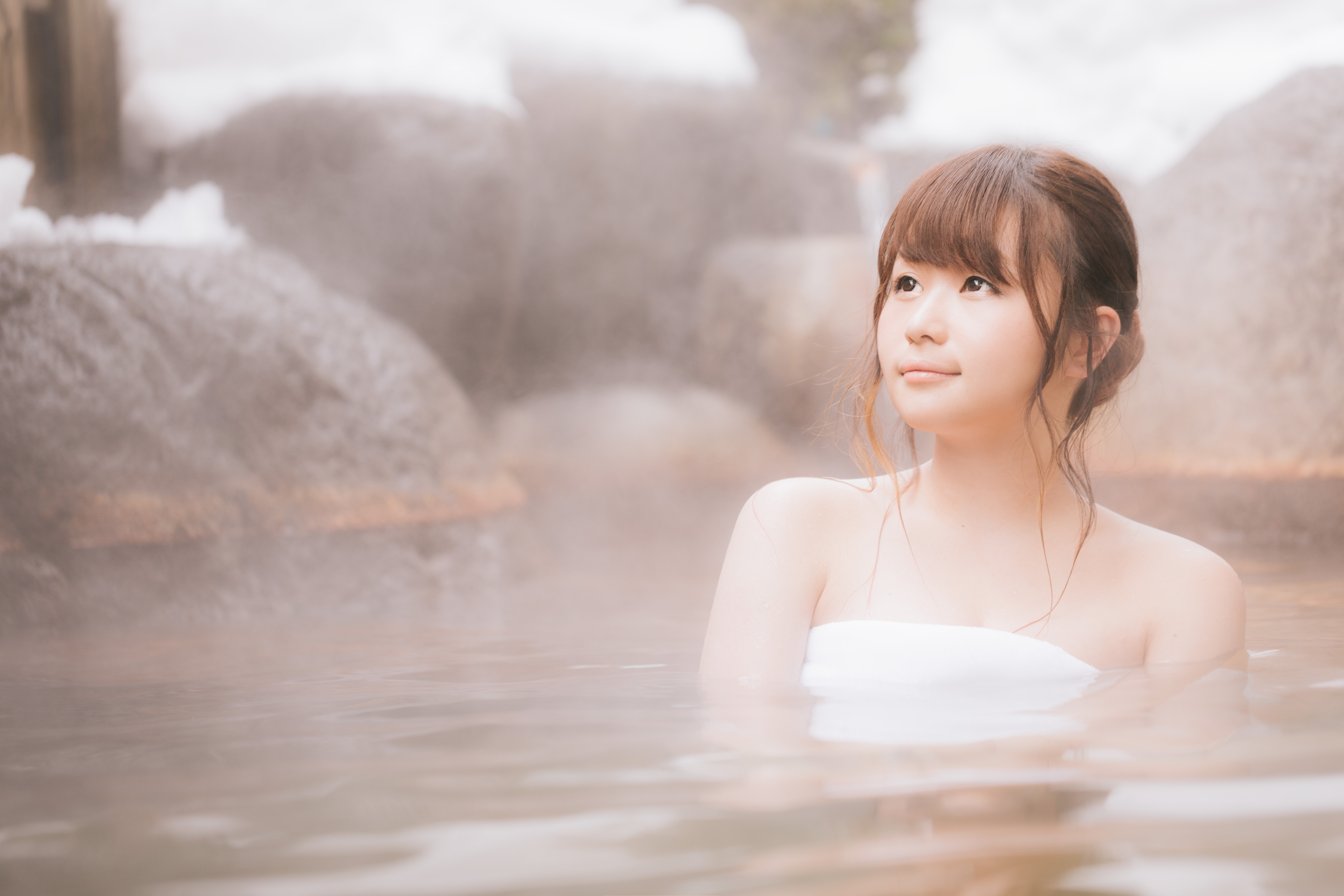露天風呂で疲れを癒やす若い女性の写真を無料ダウンロード フリー素材 ぱくたそ