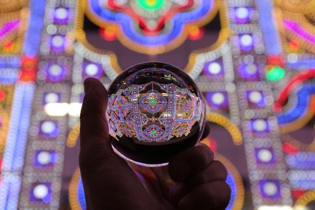 「水晶玉に灯るイルミネーション(神戸ルミナリエ)」のフリー写真素材