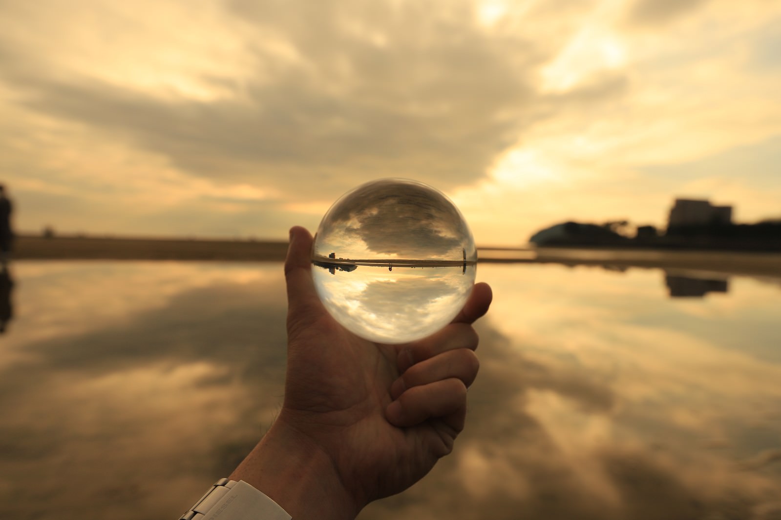 「手に持った水晶球で夕暮れ時を写しこむ」の写真