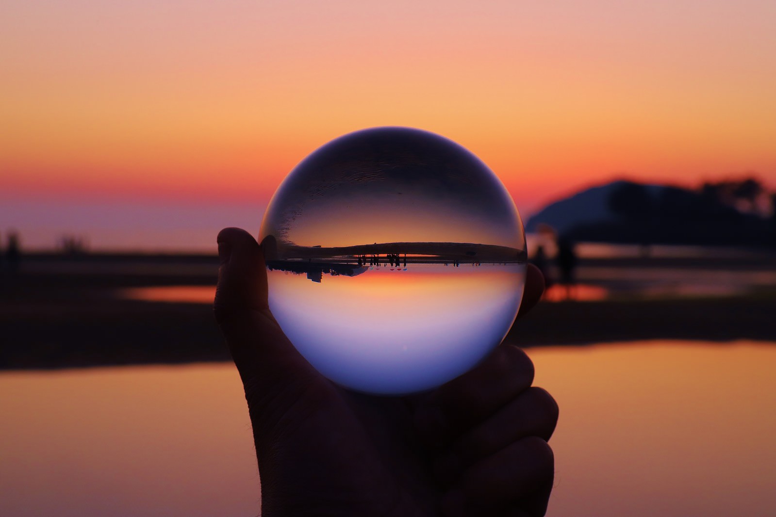 「水晶球の中で反転する日没の夕暮れ | フリー素材のぱくたそ」の写真