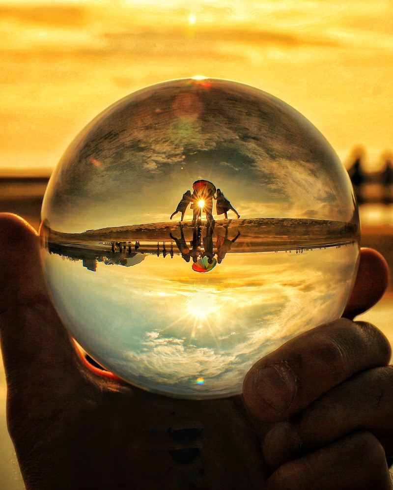 水晶球から覗く女子4人組の思い出の写真素材 ぱくたそ