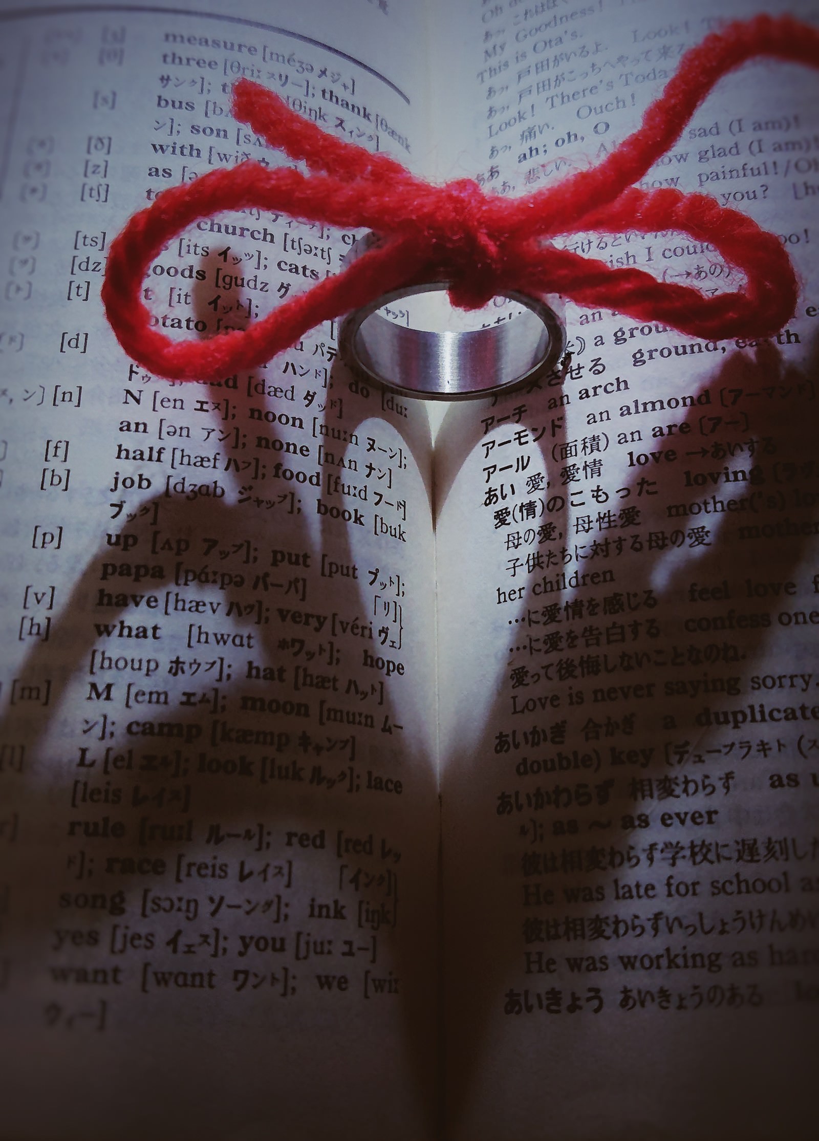 辞書の上に浮かび上がる運命のハートマークの写真を無料ダウンロード フリー素材 ぱくたそ