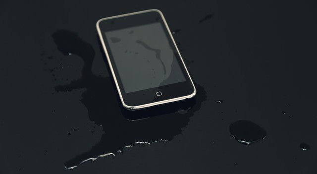 スマホをお風呂で使うには 防水ケースやラップで感電は防げる スマホをお風呂で使うには 防水ケースやラップで感電は防げる