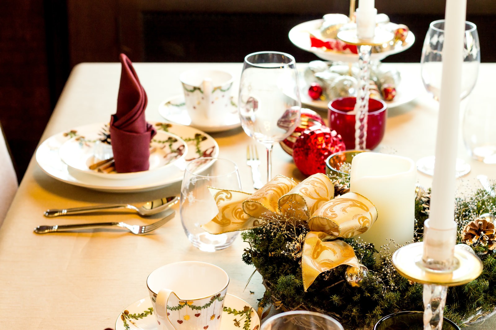 「クリスマス用のテーブルセット | フリー素材のぱくたそ」の写真