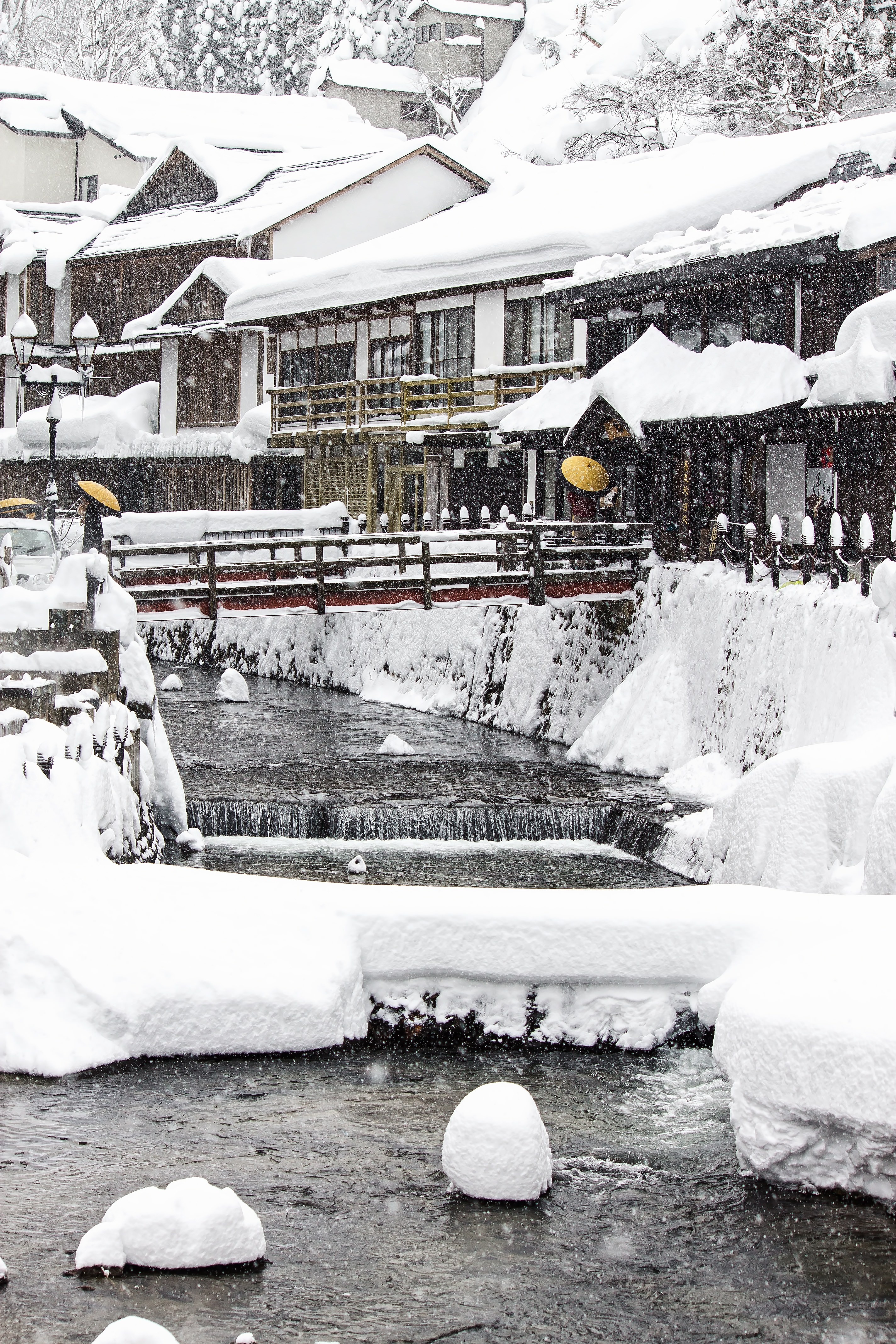 雪が積もる銀山温泉街の写真素材 ぱくたそ