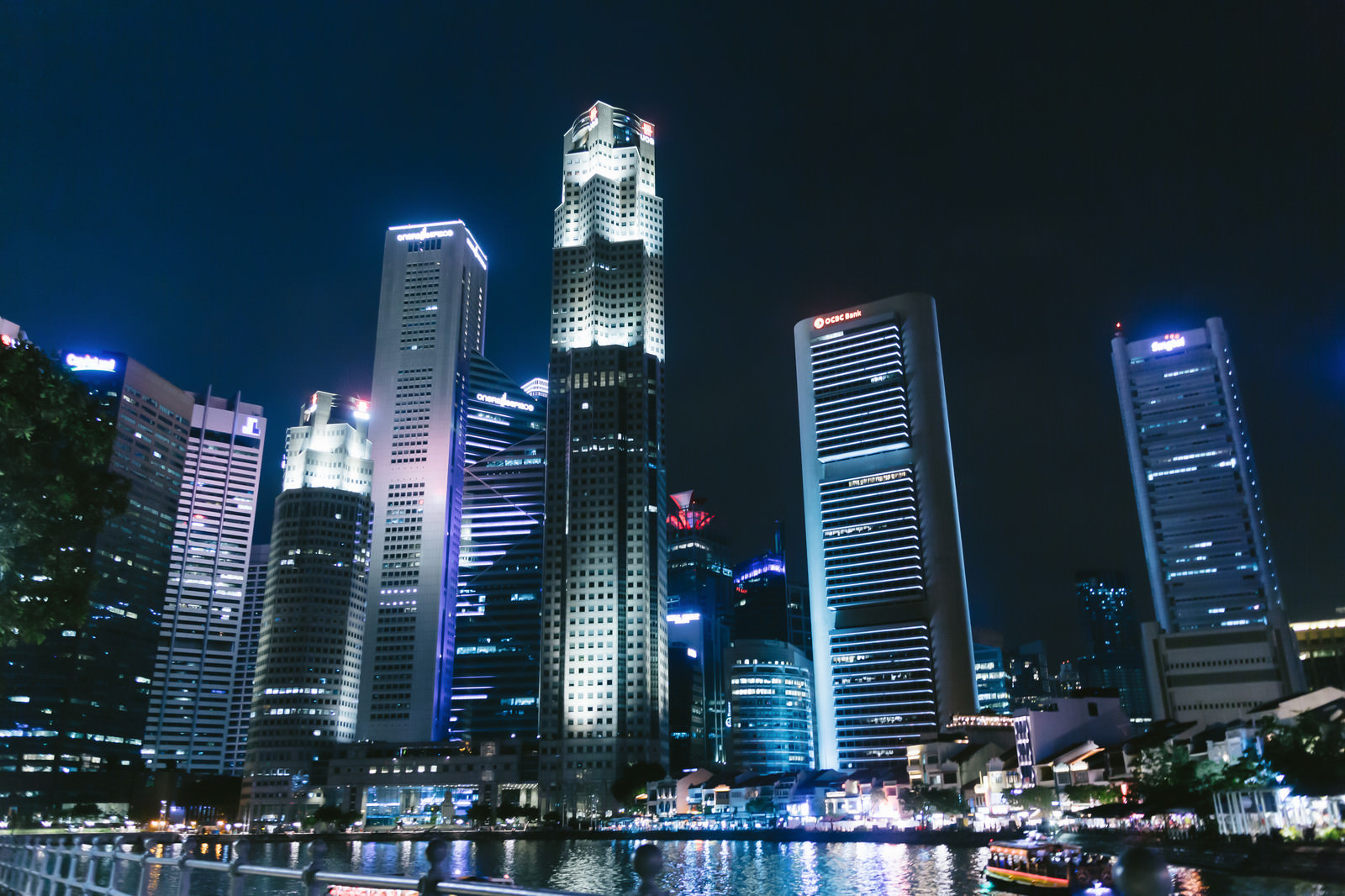 「シンガポールのビル群（夜景） | フリー素材のぱくたそ」の写真